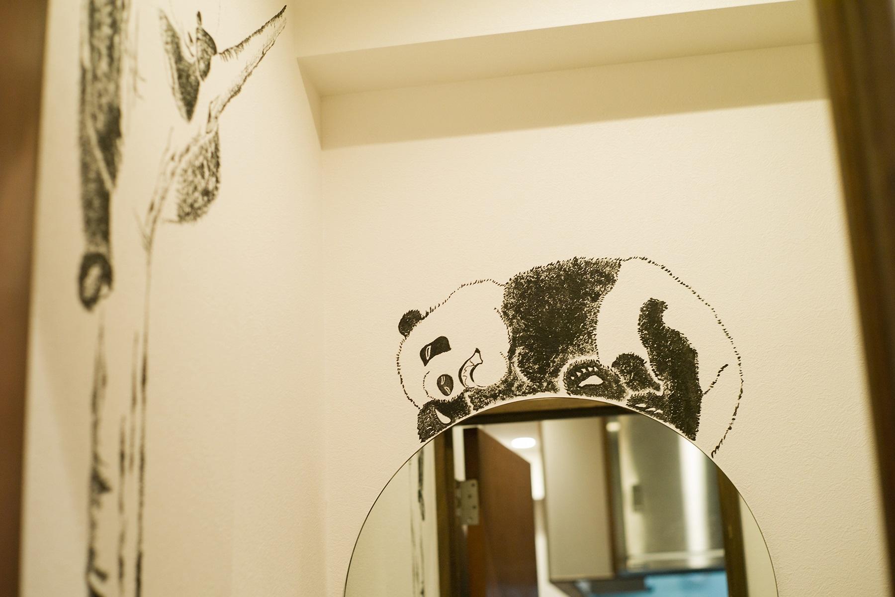 入り口からトイレまでパンダの絵は続き、小さな物語になっている。