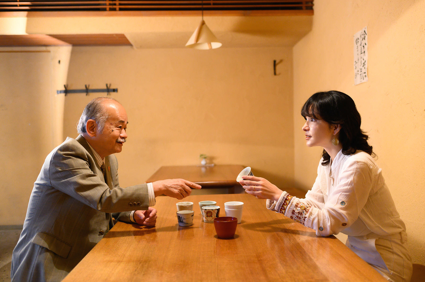 蕎麦猪口談義に花を咲かせる器好きのふたり。