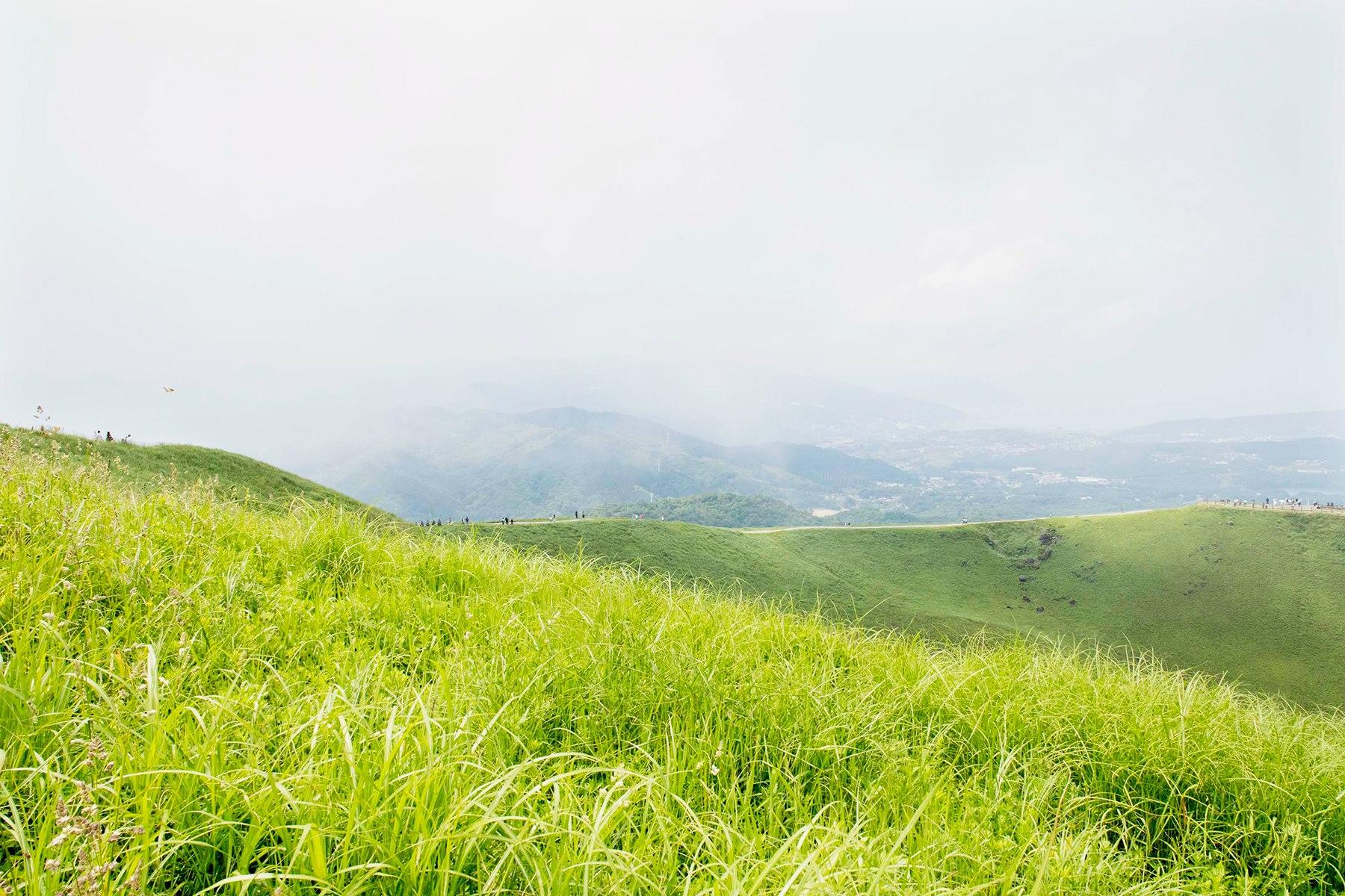 伊豆半島は、海底火山の集まりが南から北へプレートとともに移動し、日本の本当に衝突してできた島。4,000年前の噴火によってできた大室山から伊豆高原や伊東を臨む眺めも、自然が長い年月をかけてつくり出した景色だ。