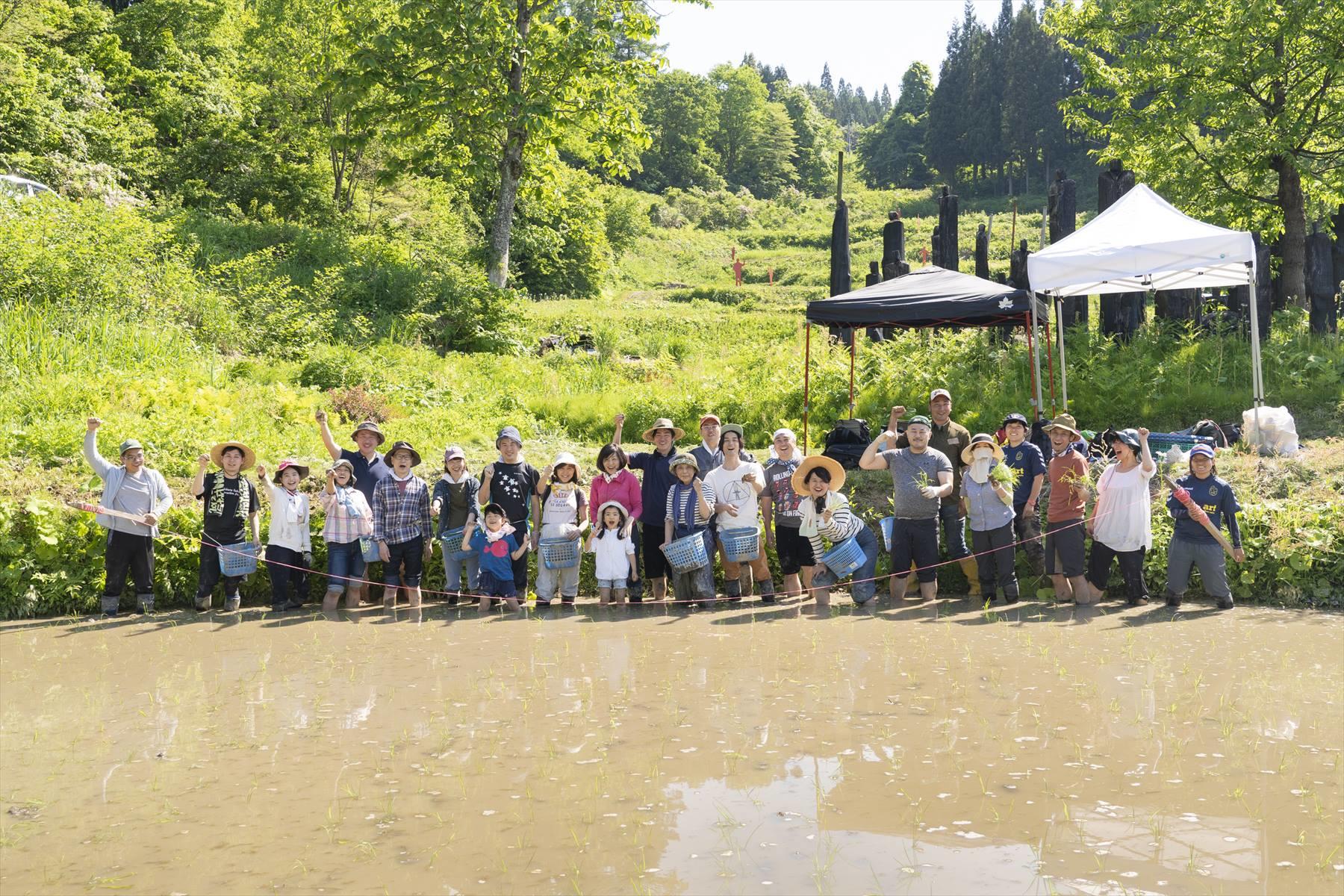 ヒモ植えすること、20分ほど。一枚の田んぼに苗を植え終えた。みなさん、充実感いっぱいです！