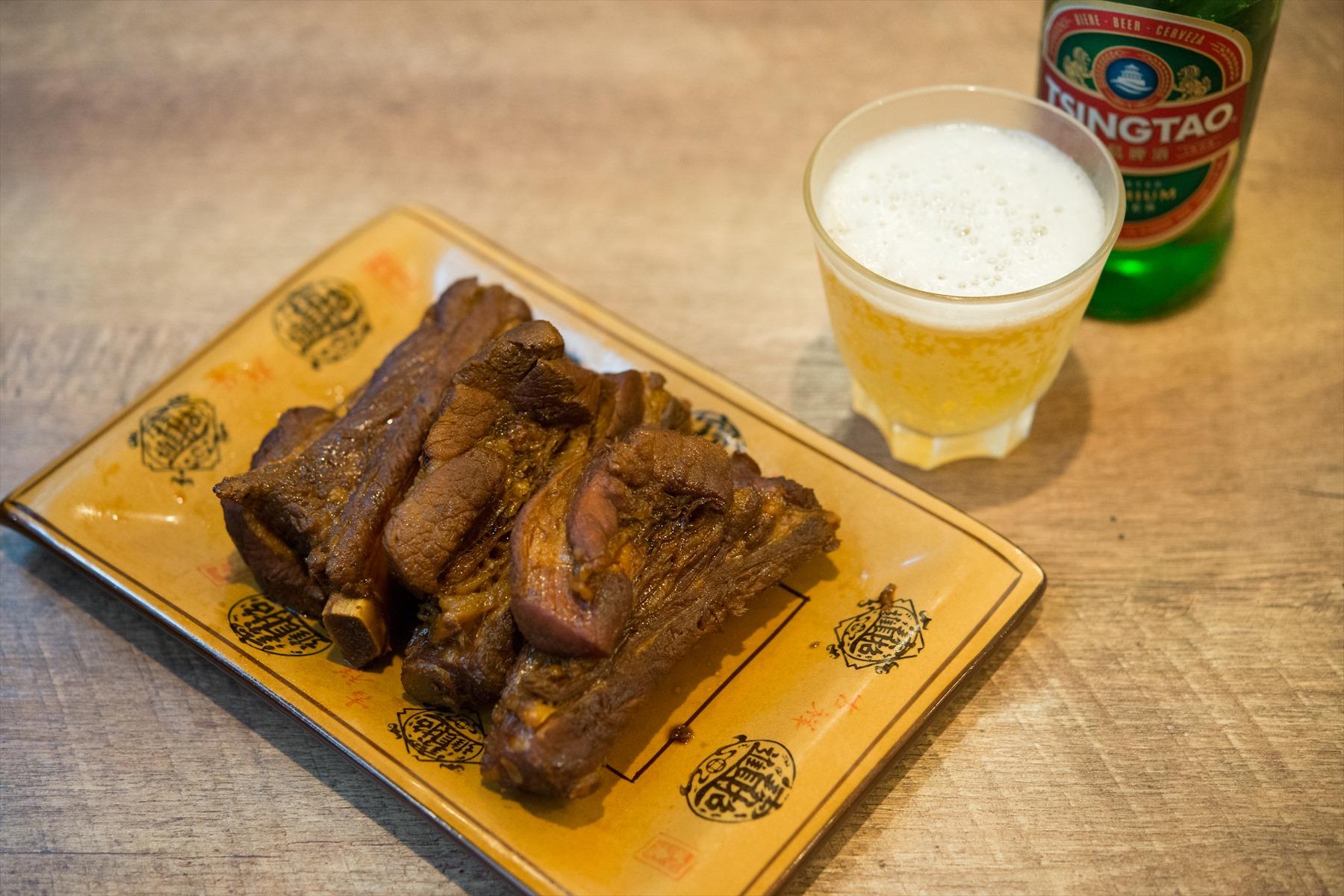 色は濃いが、すっきりした味に仕上げる「中洞」流の煮込み。ビールが進む！