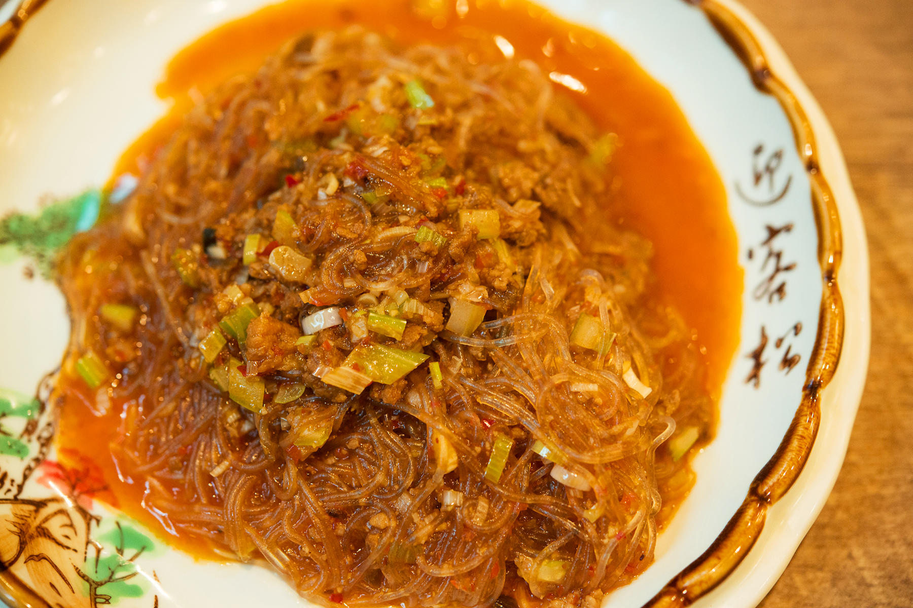 唐辛子の辛味、豆板醤のコク、肉そぼろの旨味が一体に!972円