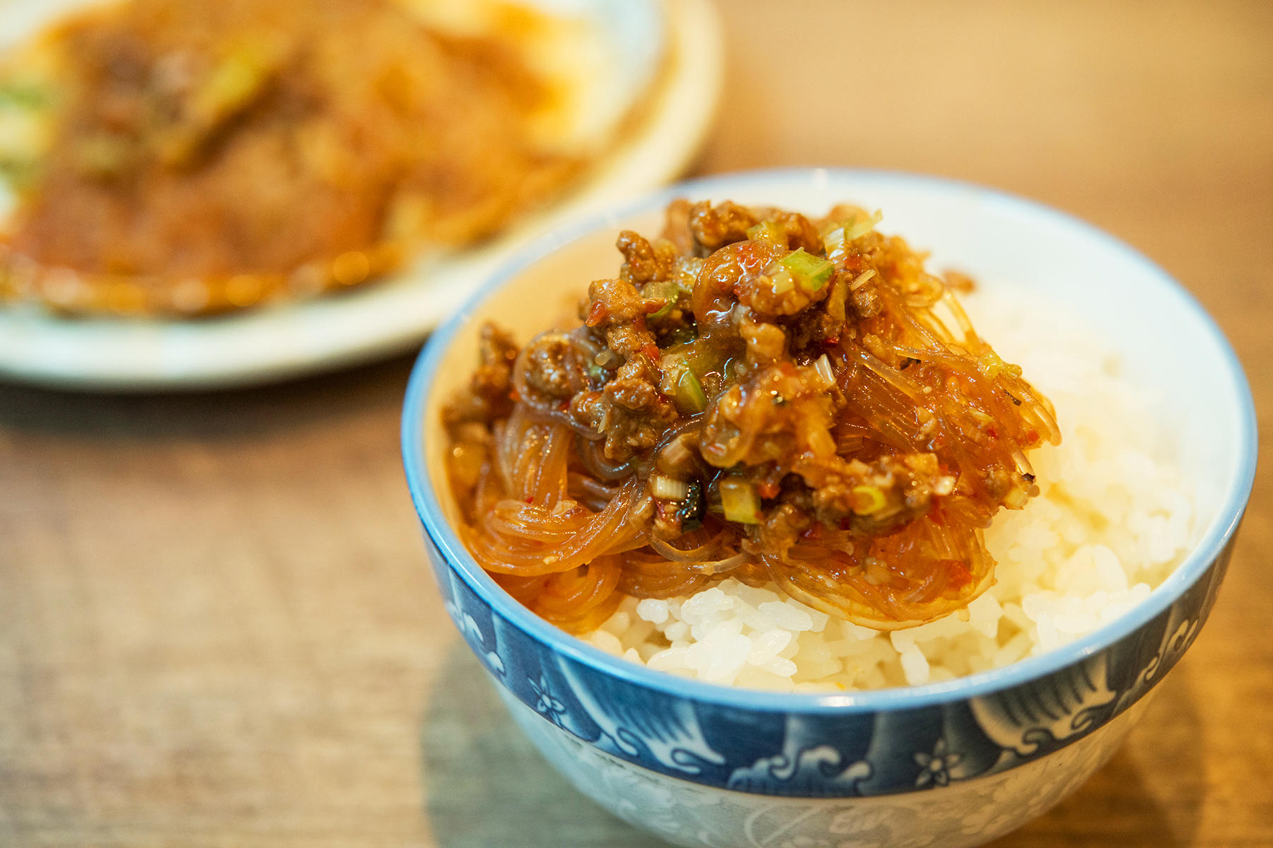 汁気を吸った春雨をご飯にオン!まさにご飯がすすむ絶好のおかずとなる。