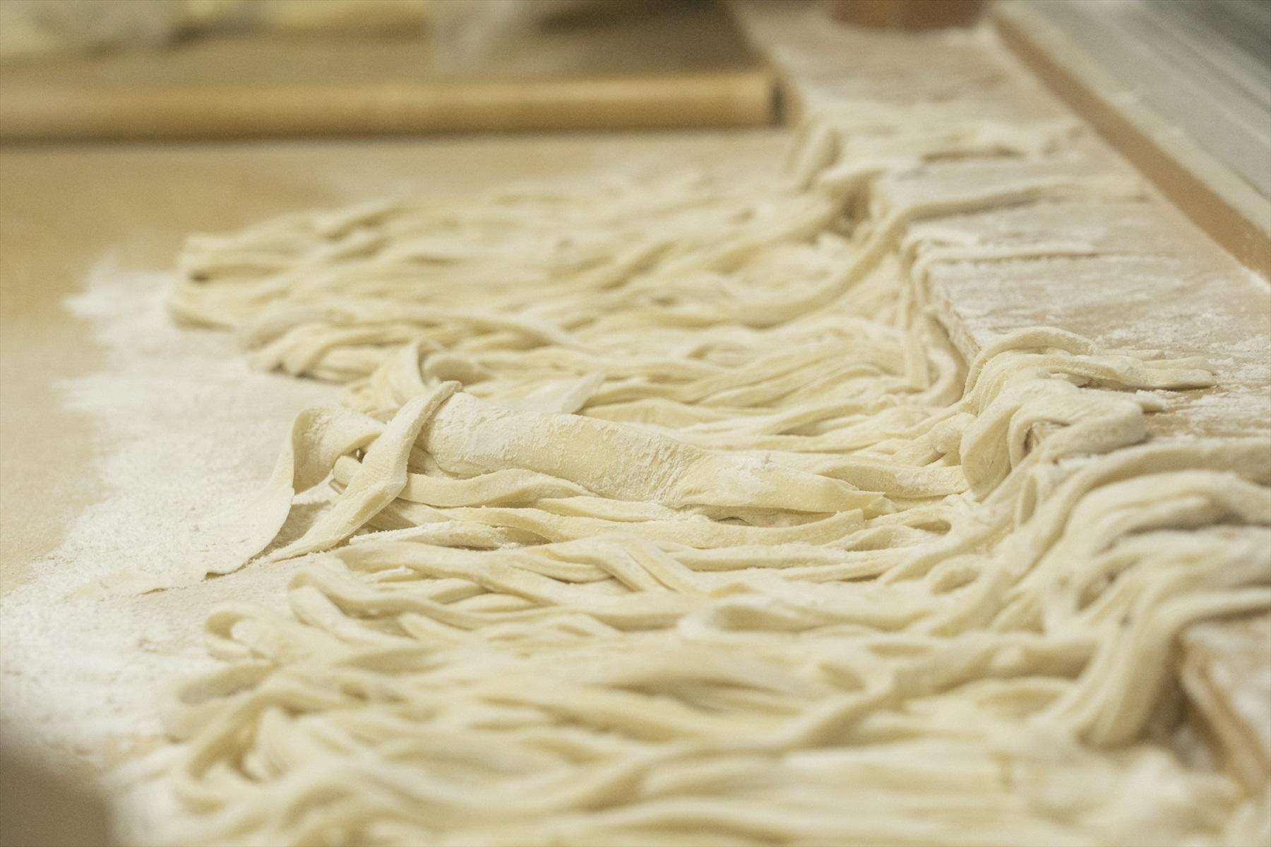 打ったばかりのうどん。多くの店は製麺後すぐにゆでるが、「駕籠休み」は5時間ほどさらに寝かせてからゆでる。