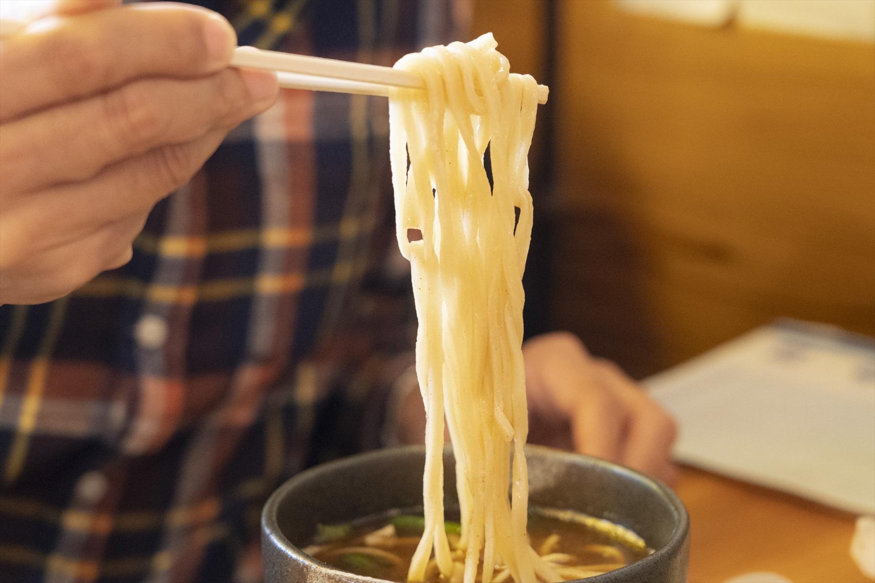 5つの地粉をブレンドしてつくった豪麺。卵も入っているのでまろやかなコクがある。