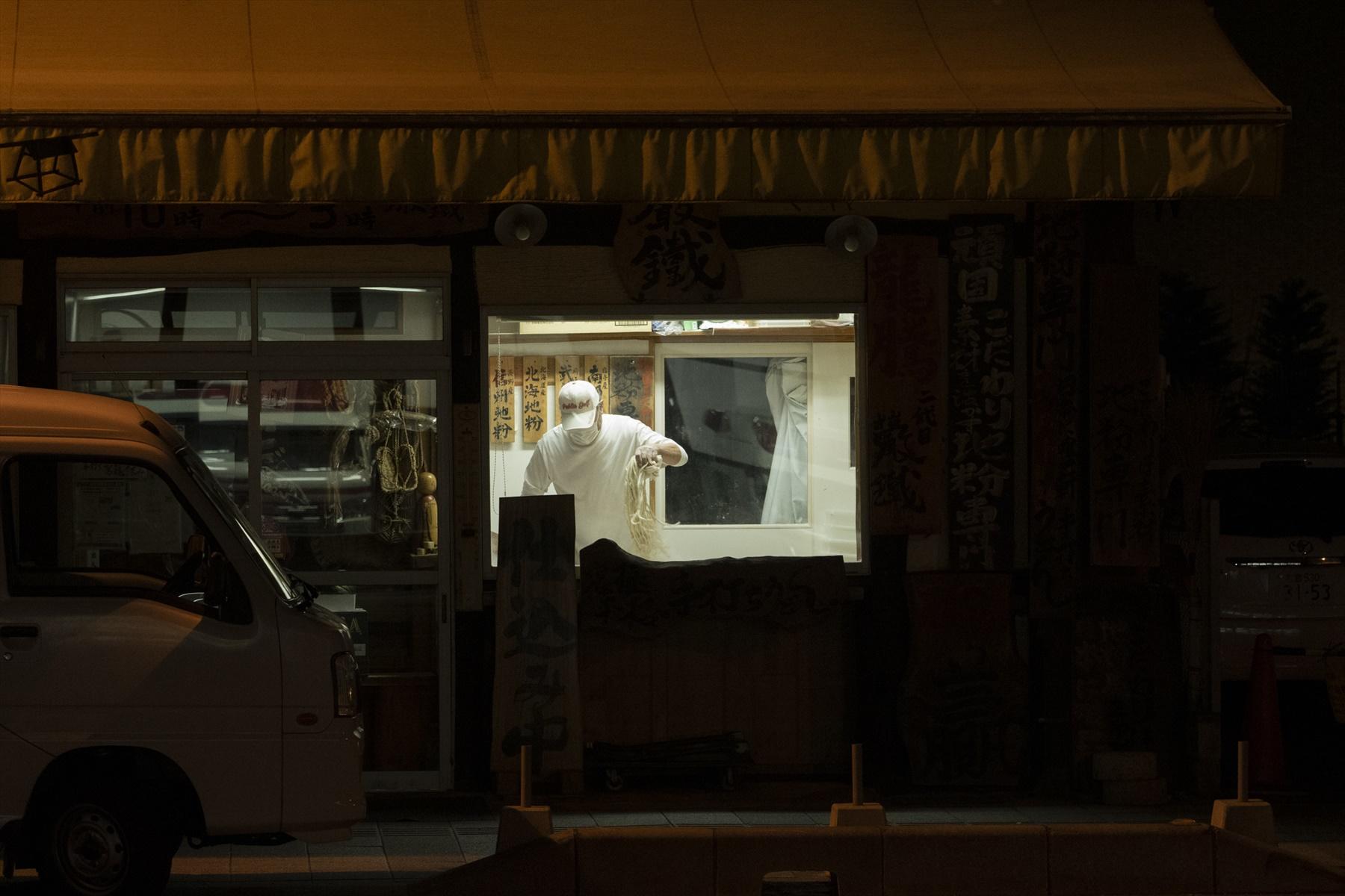 築き上げた技術を駆使し、夜中の2時から明け方までひとりで麺を打つ井島さん。お供は深夜ラジオ。