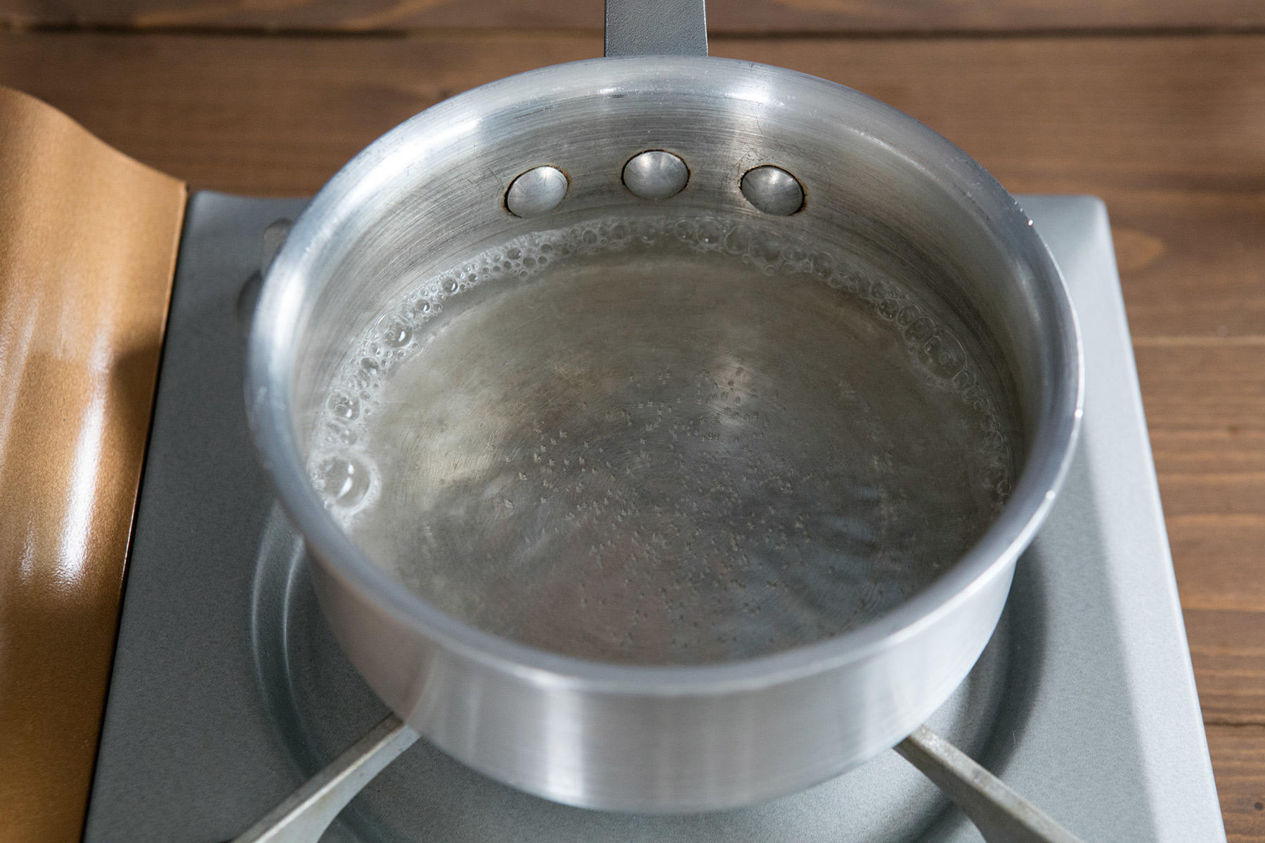 砂糖水を温める