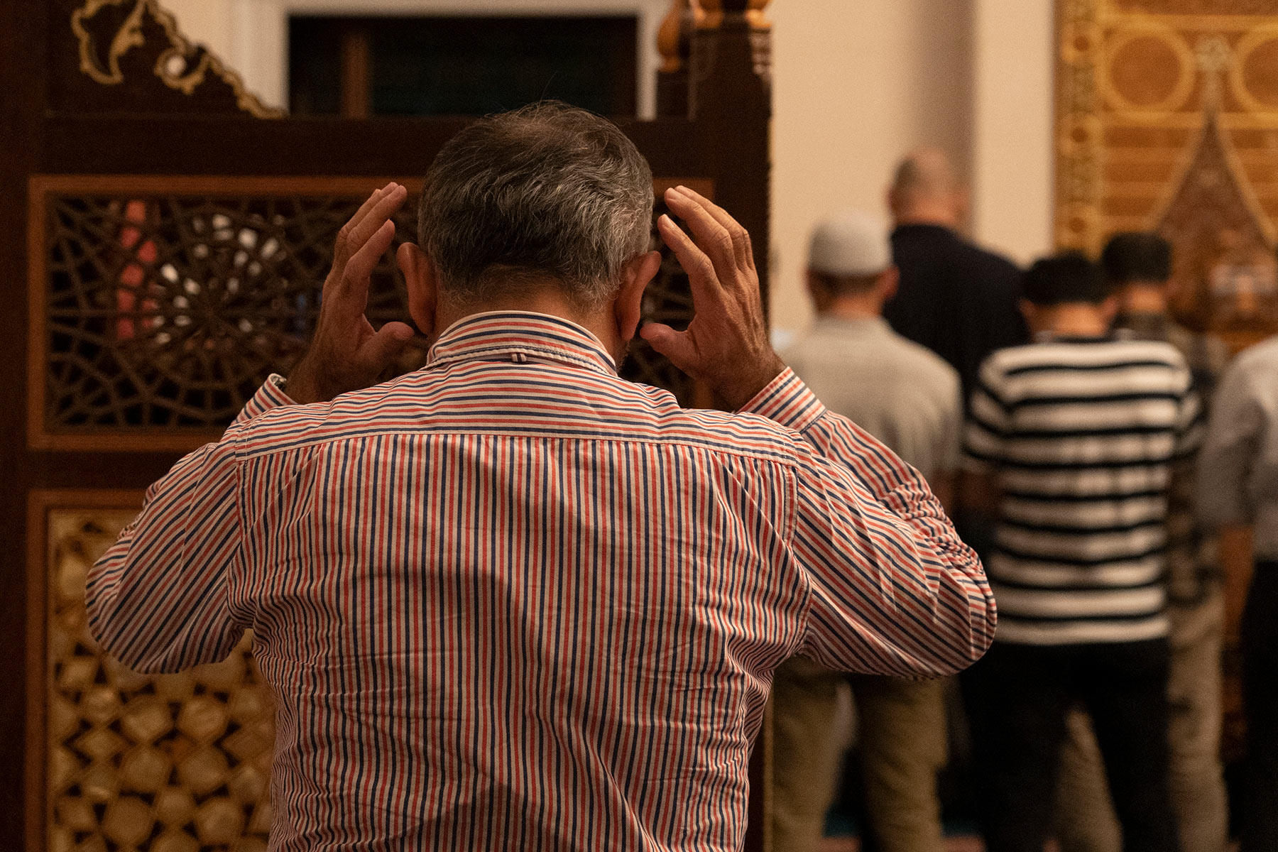 礼拝の基本動作のひとつ。立った姿勢で両手を耳まで上げ、コーランなど決まった文言を唱える。