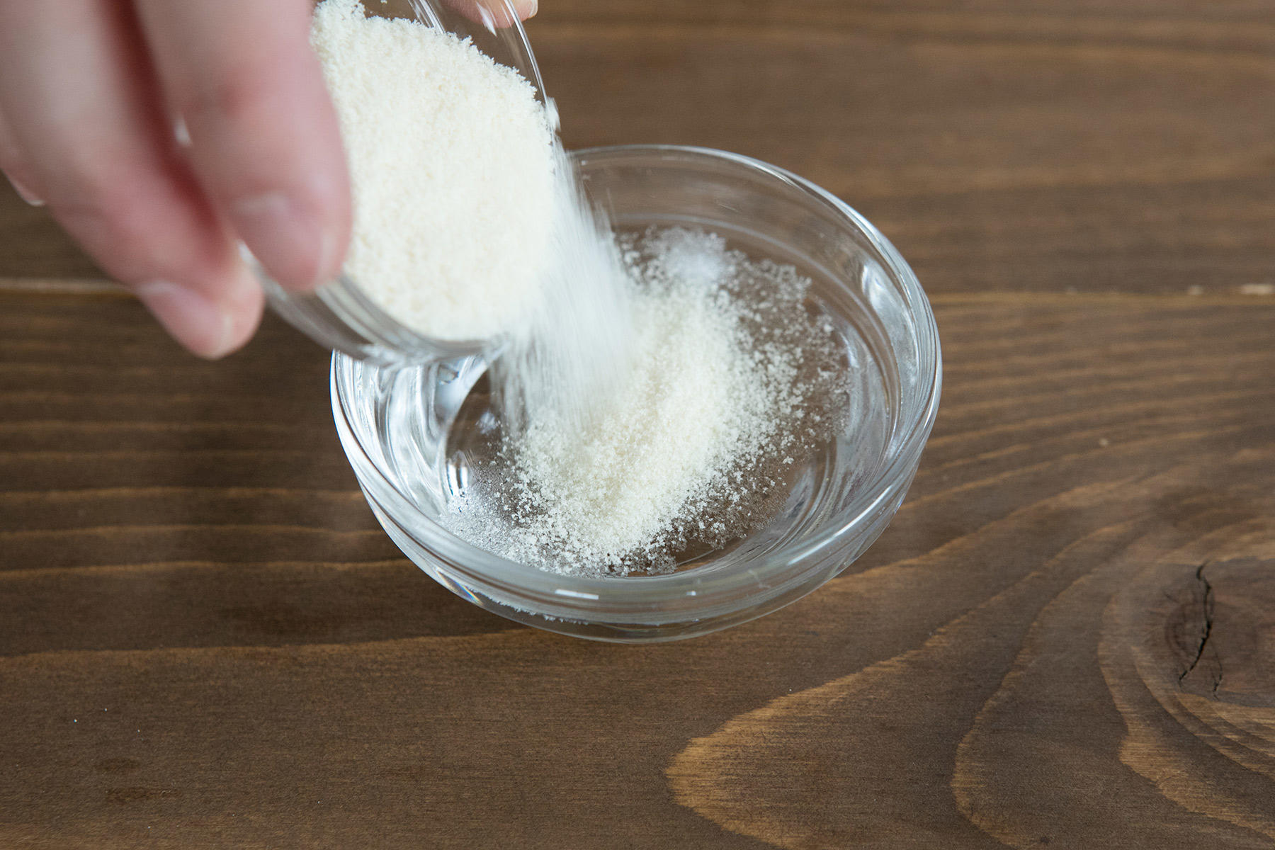 粉ゼラチンを溶かす