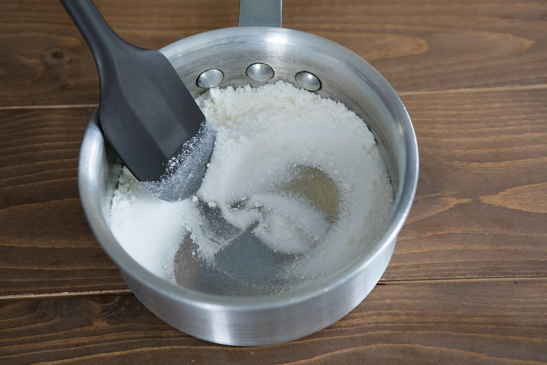 杏仁霜とグラニュー糖を溶かす