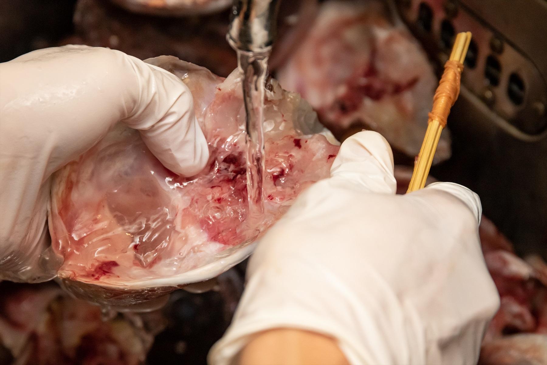 臭みやクセの原因となる血合いや内臓はきれいに取り除く。この作業なくして、絶品の味には仕上がらない。