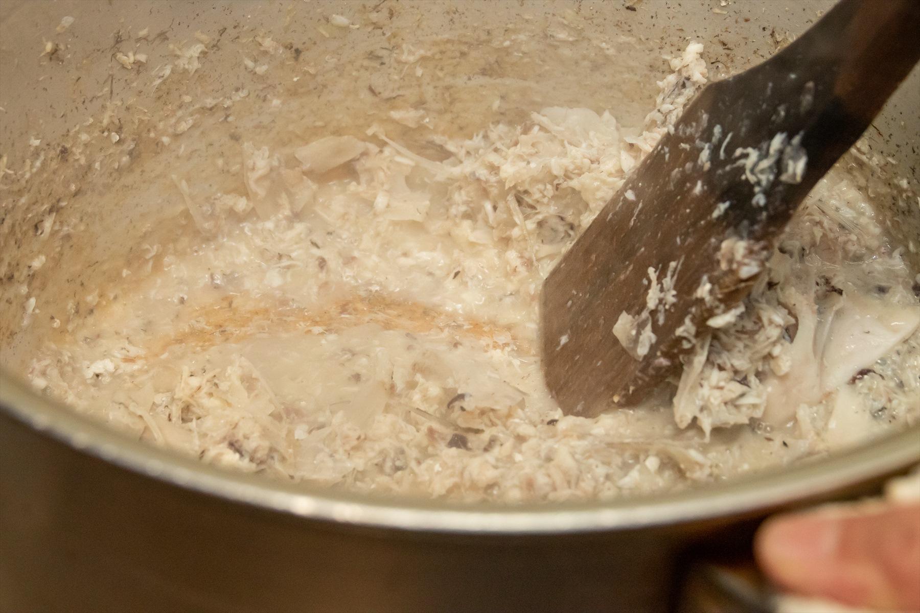 「鯛のアラを煎って鍋底に焦げつかせることで、まったり濃厚な味わいのスープに仕上がるんです」と荒木さん。目からうろこだ。これは、一般的なラーメンのスープづくりにはない発想!