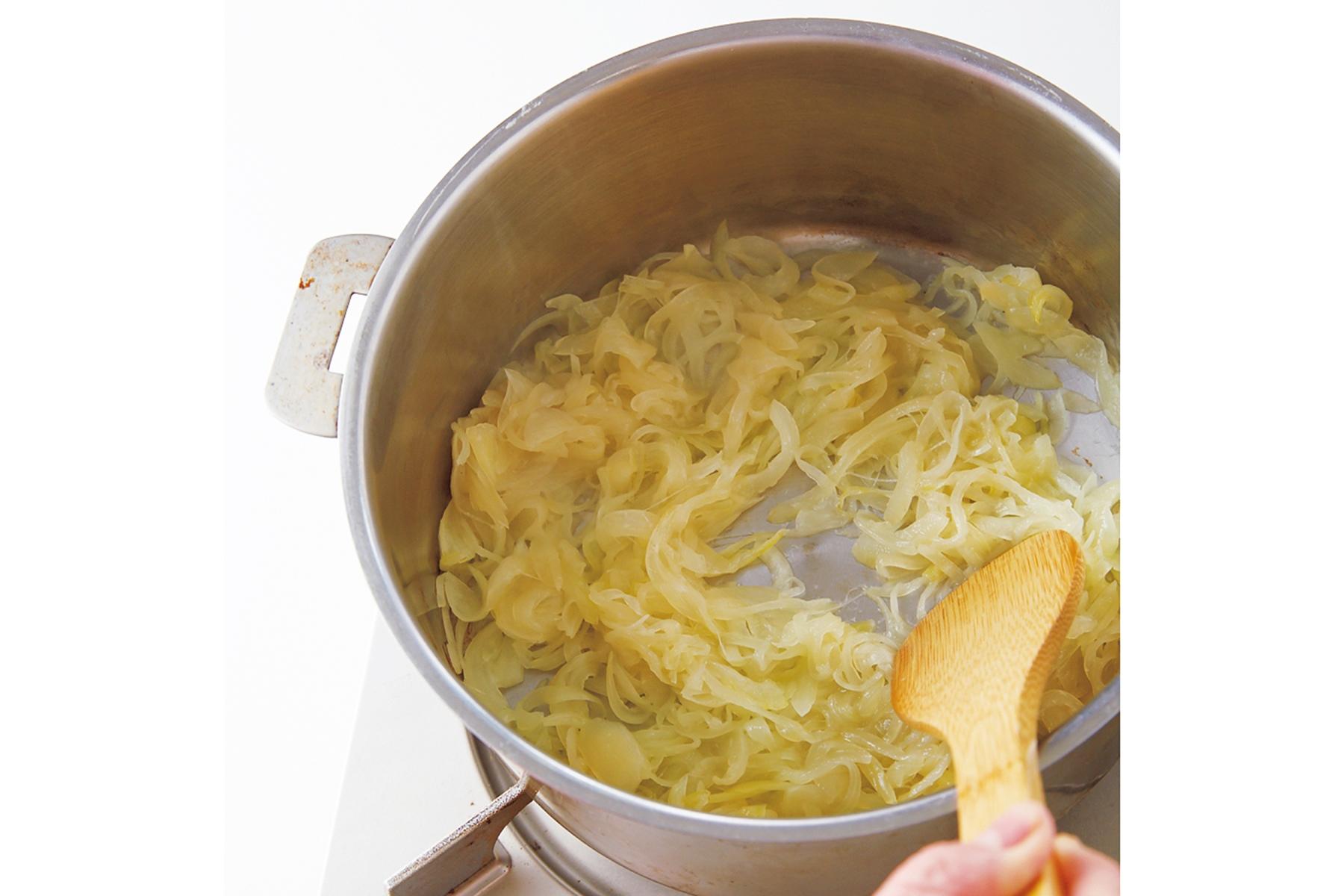 玉ねぎを炒める