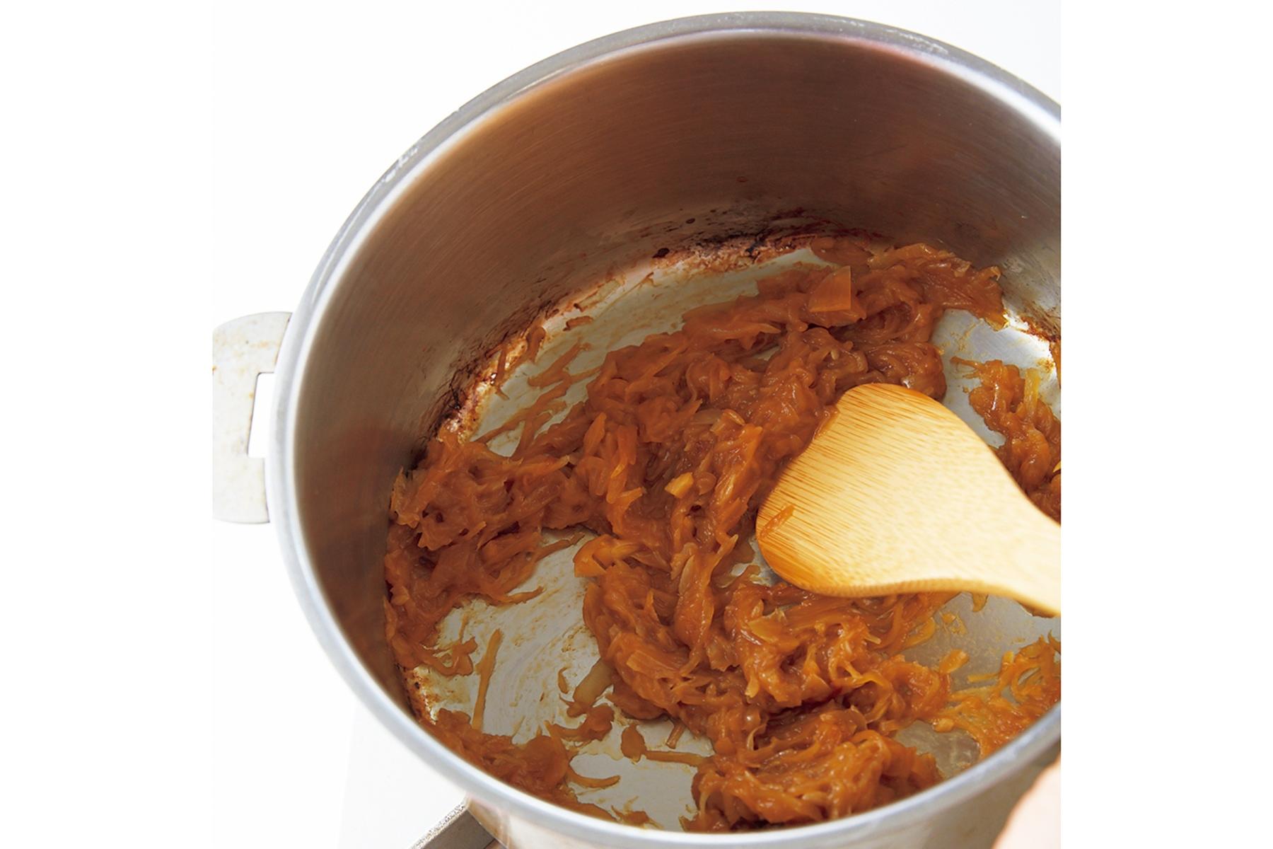 玉ねぎを炒める