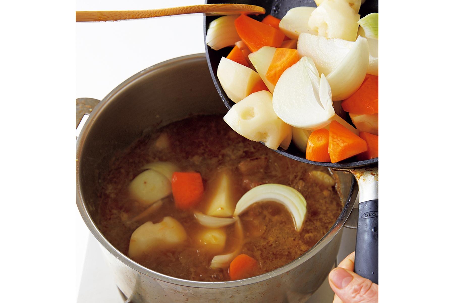 残りの具材を煮る