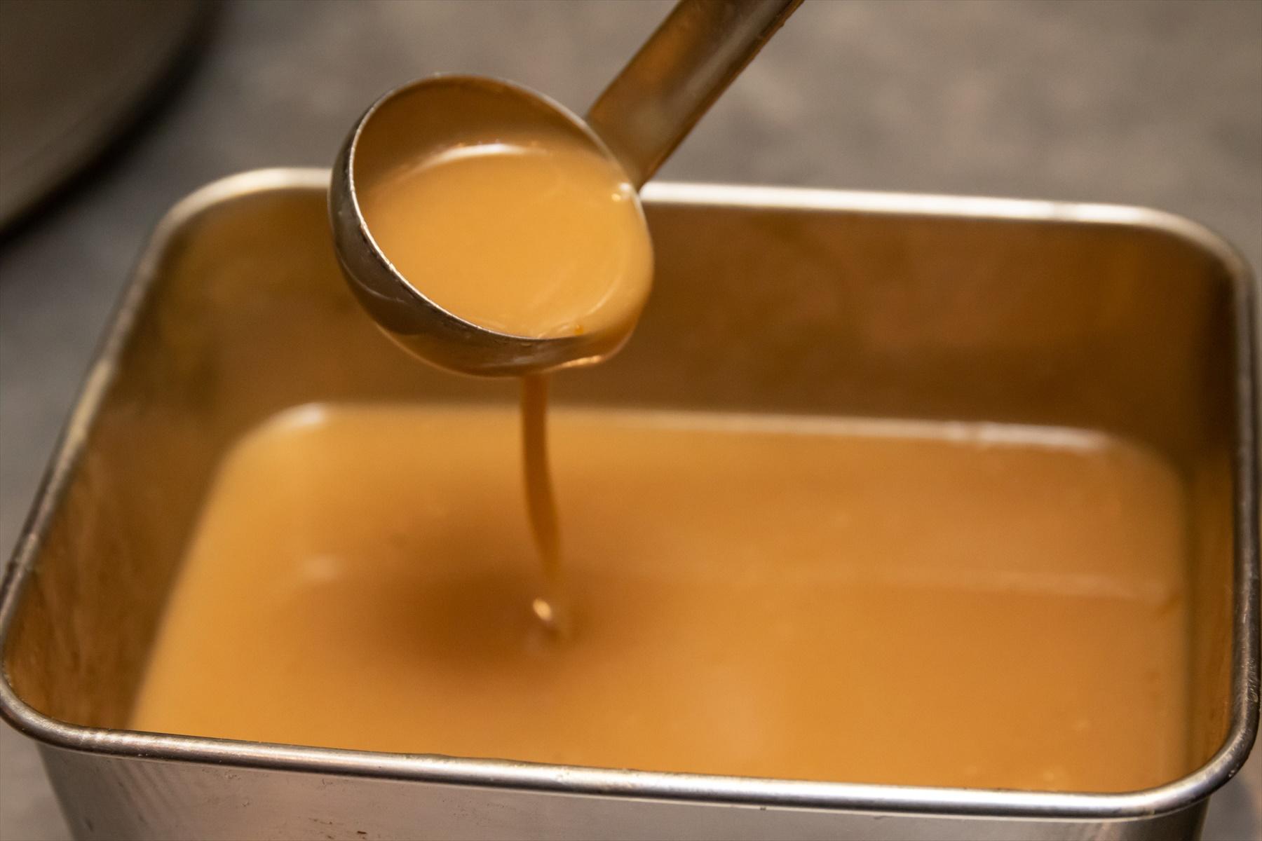 とろりと濃厚な鯛のタレ。鯛のパワフルな旨味がギューッと濃厚されている。