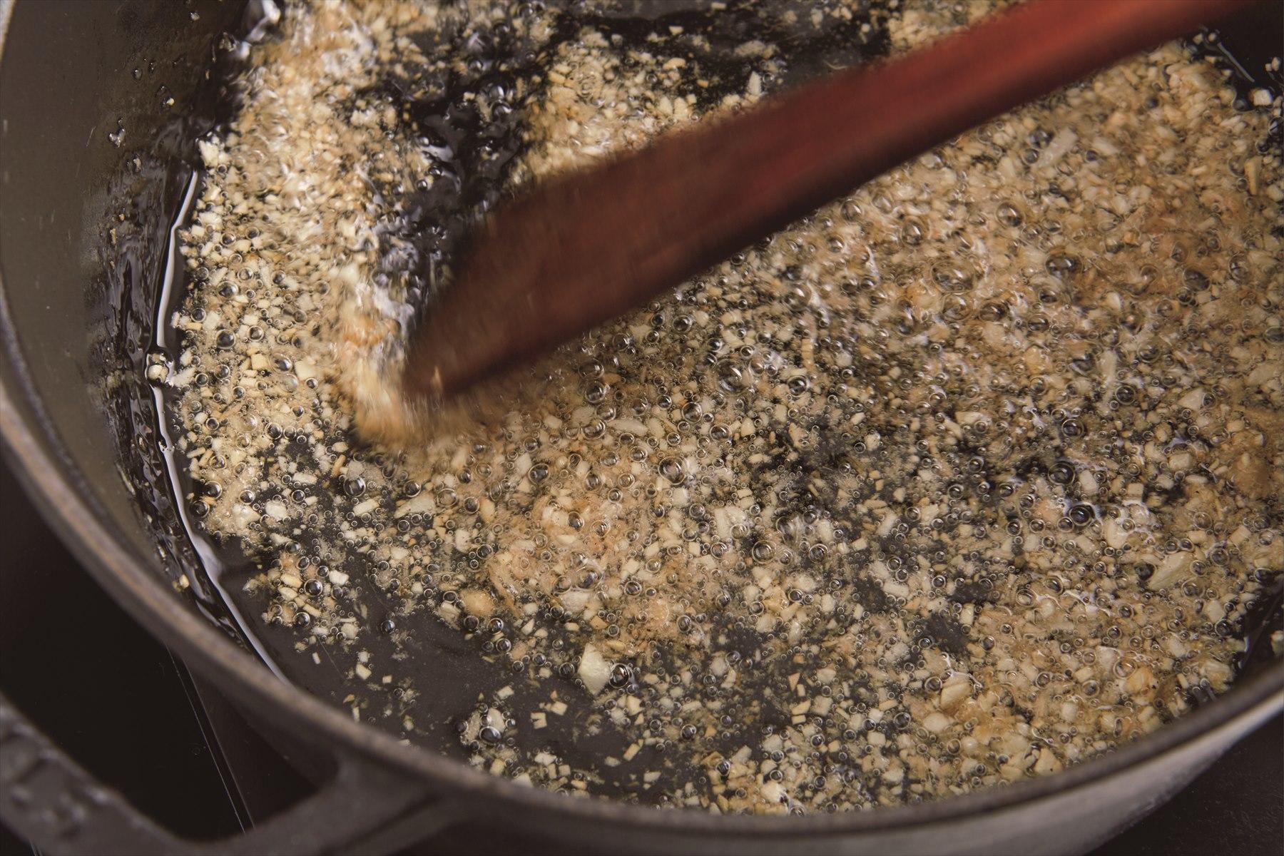 水分がなくなってくると同時に、 にんにくと生姜の香ばしい匂いがプ～ン。