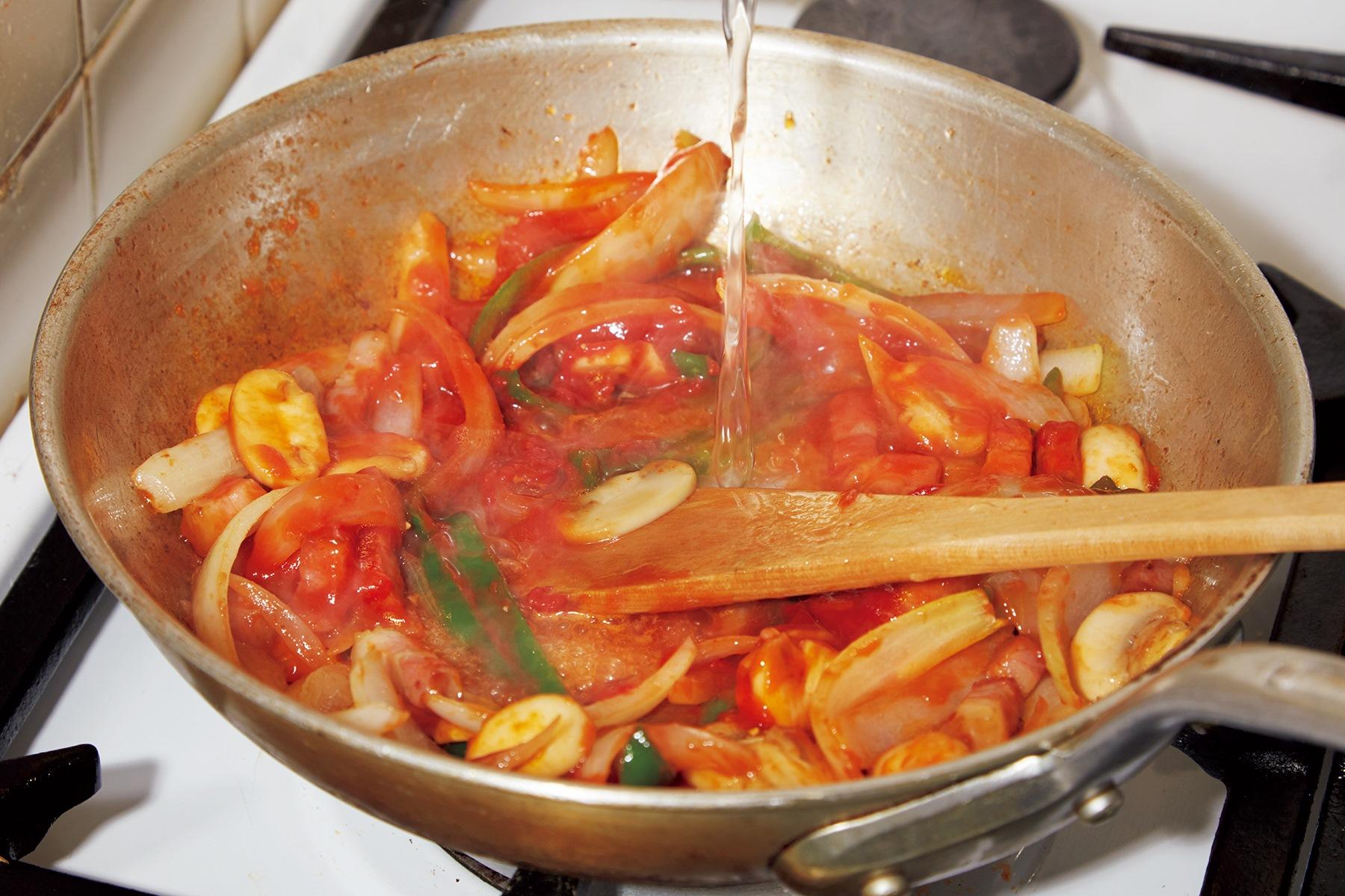 ソースにゆで汁を加える