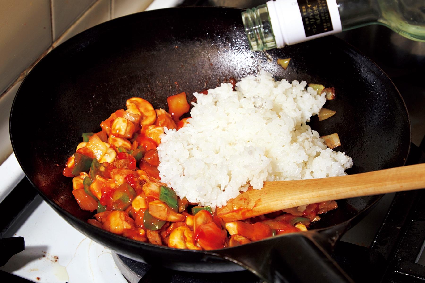 白ワインを加えるとごはんがほぐれやすい