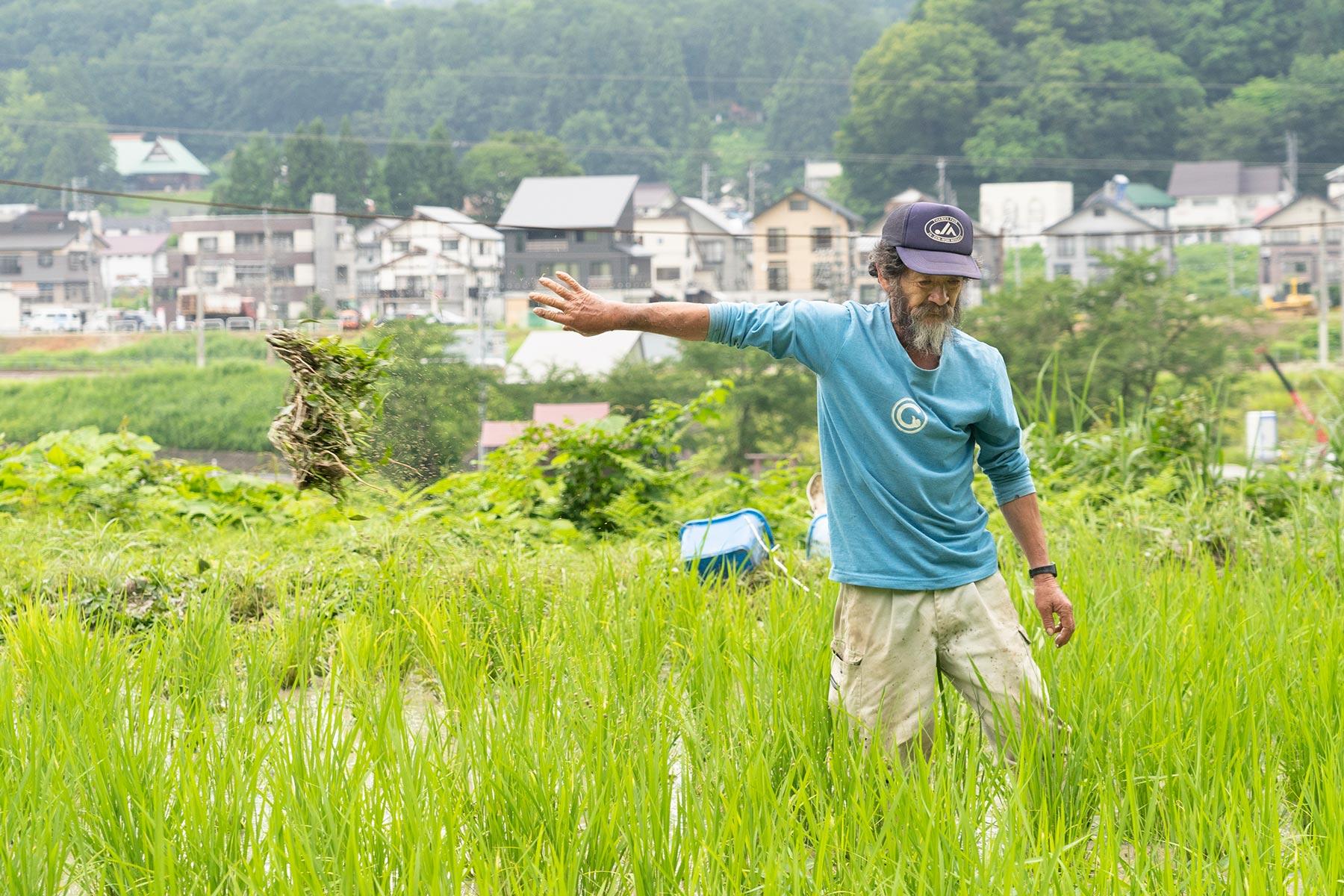 ひげ面のスリムな中年男性