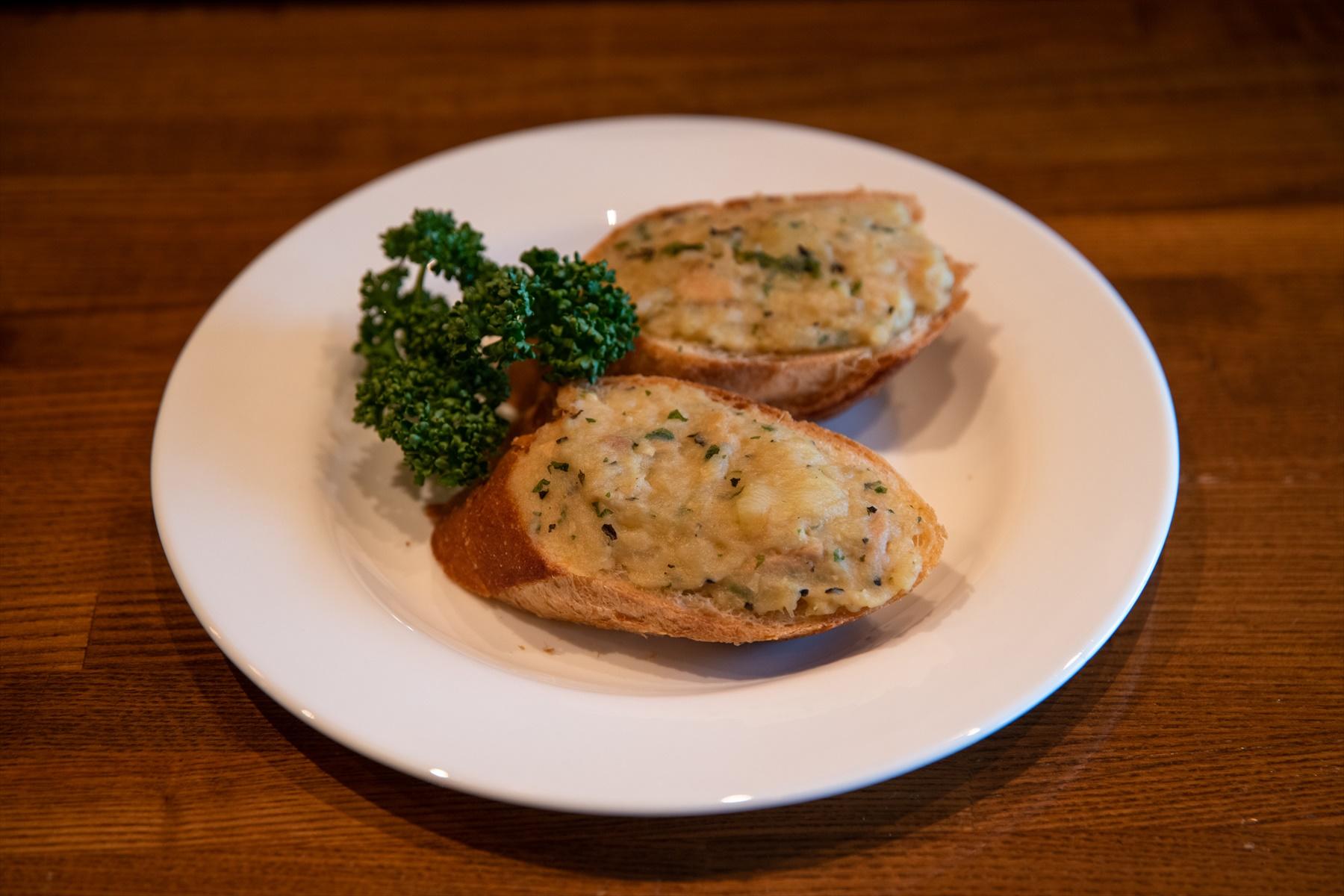 バゲットにツナのブランダードカナッペ