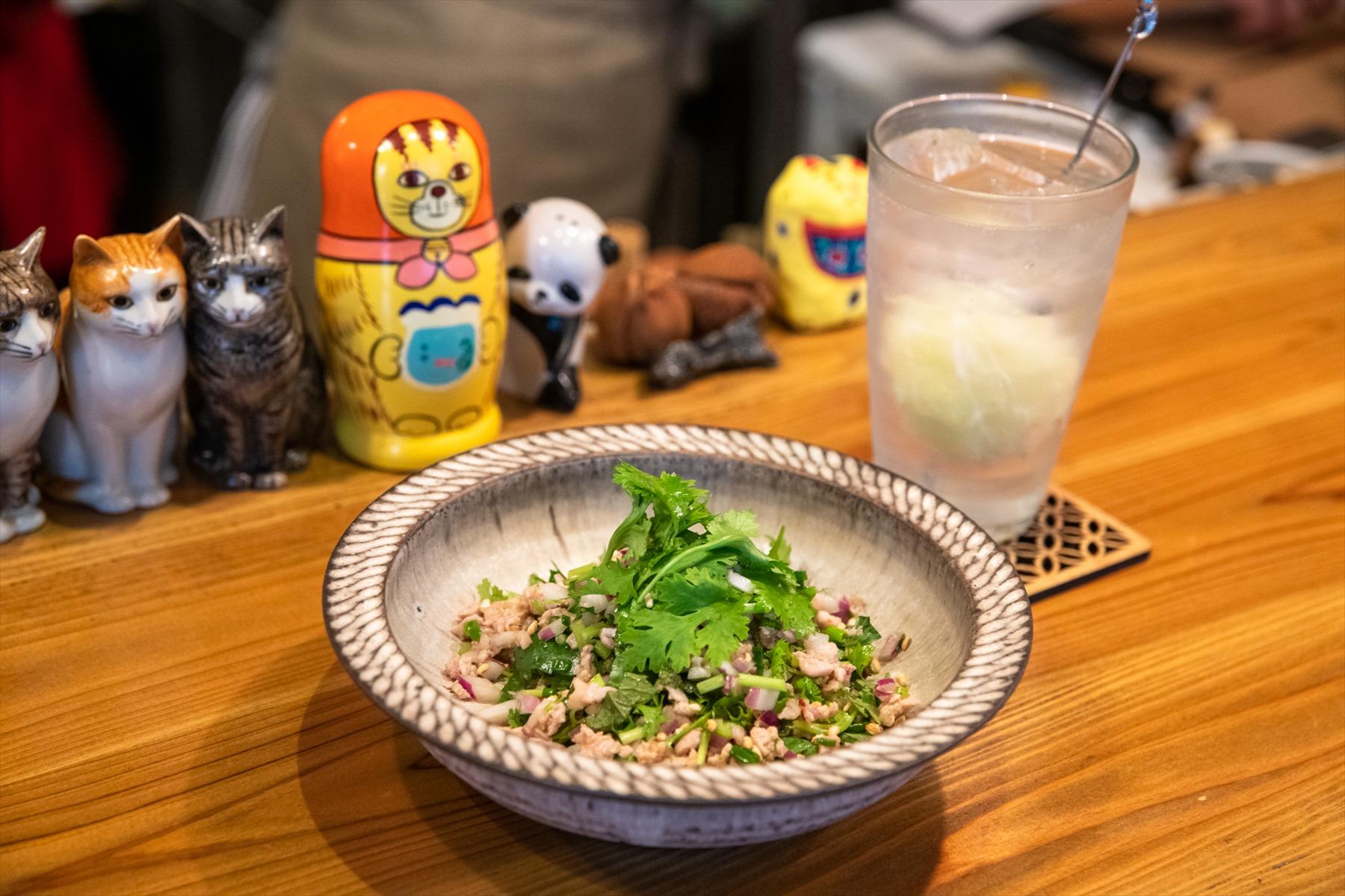 鶏挽肉のラープ、凍らせライムまるごとジンリッキー