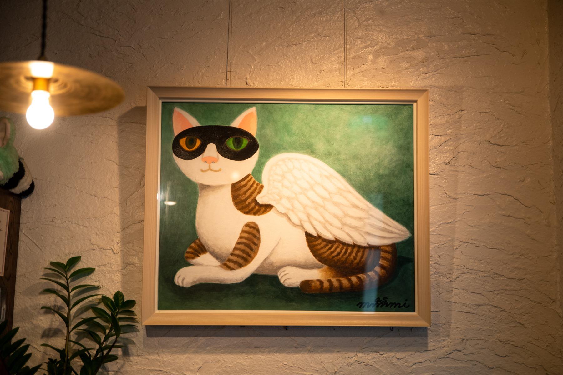 原マスミさんの絵が飾られた店内