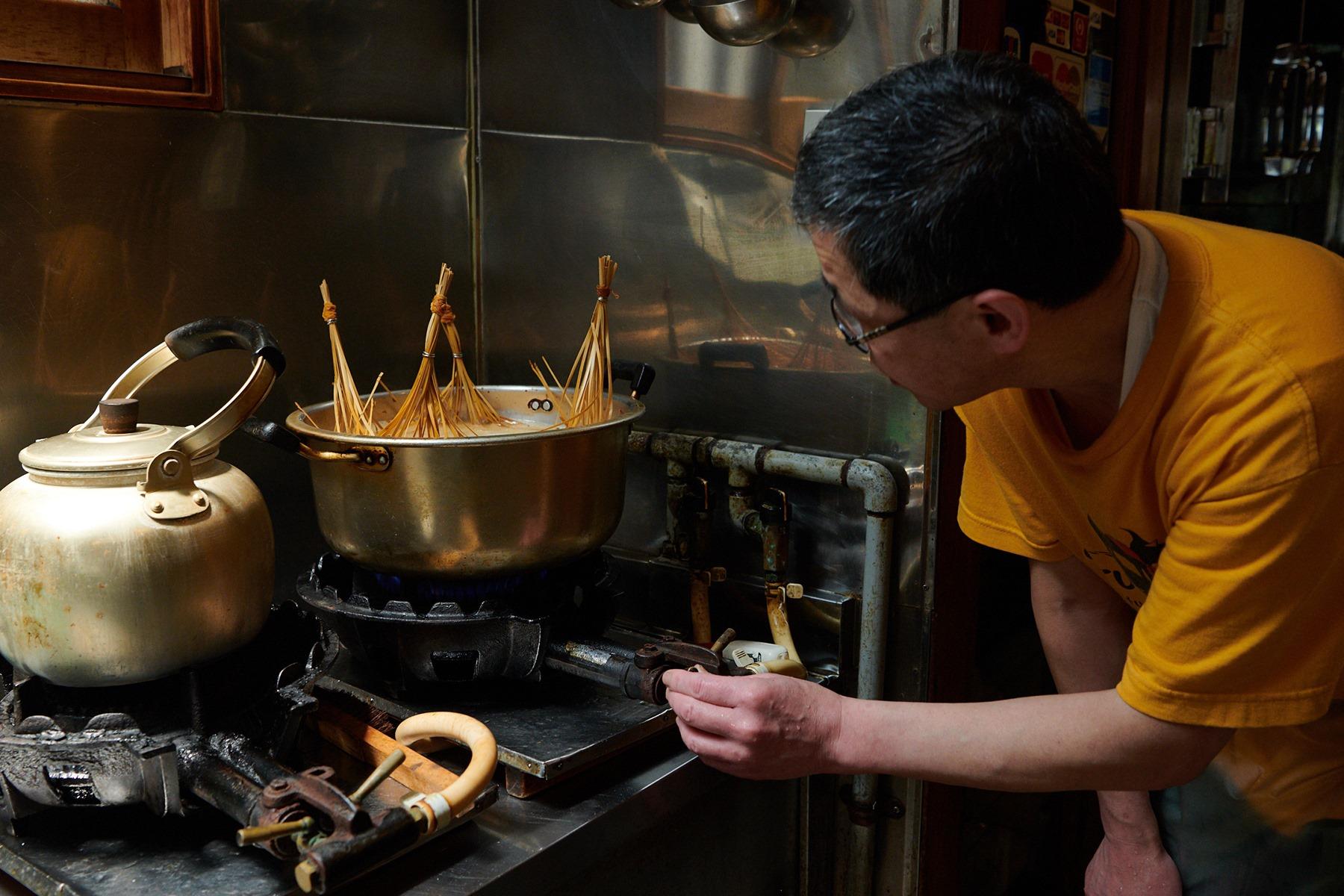 火加減を見る厚二さん