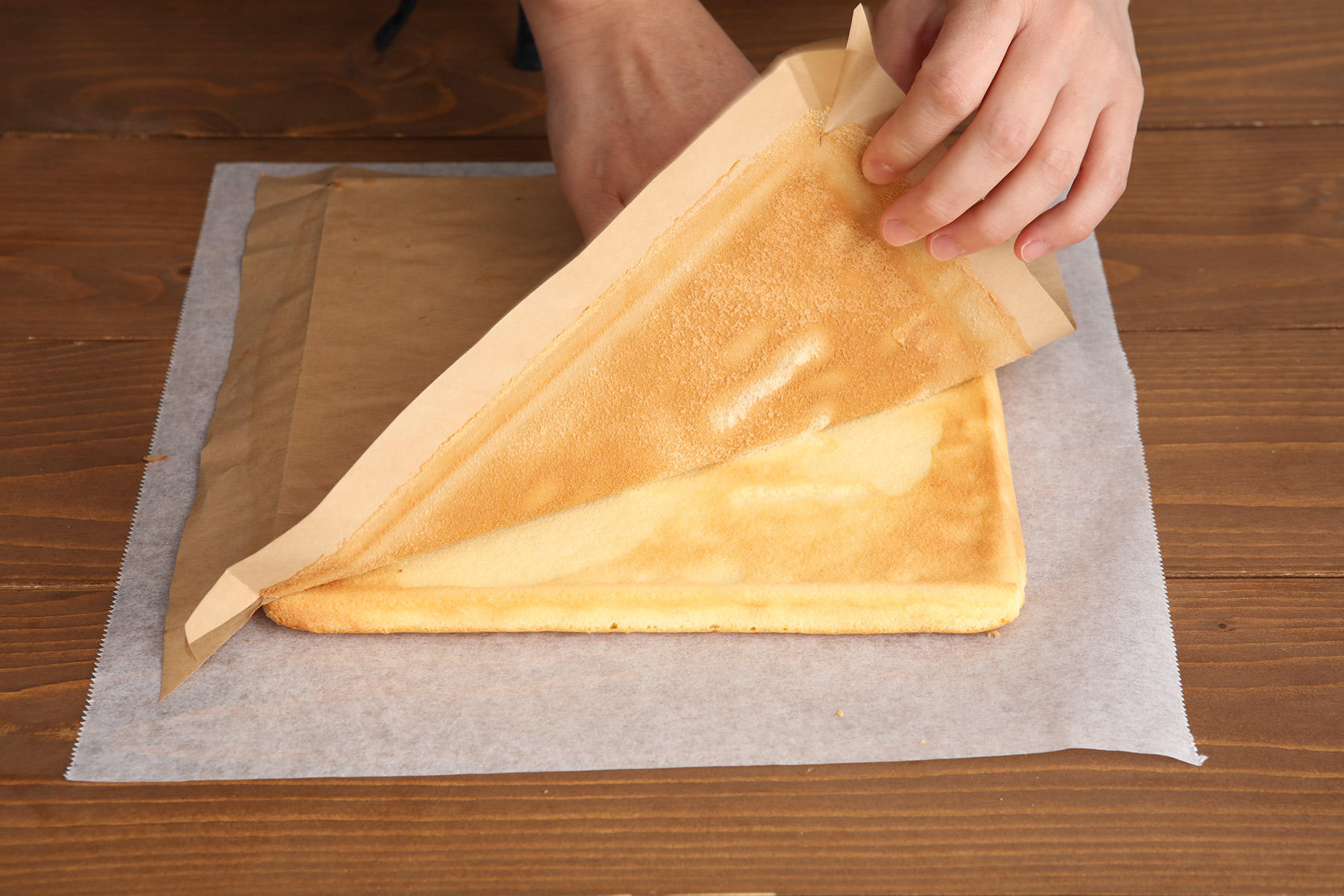 生地から敷紙を剥がす