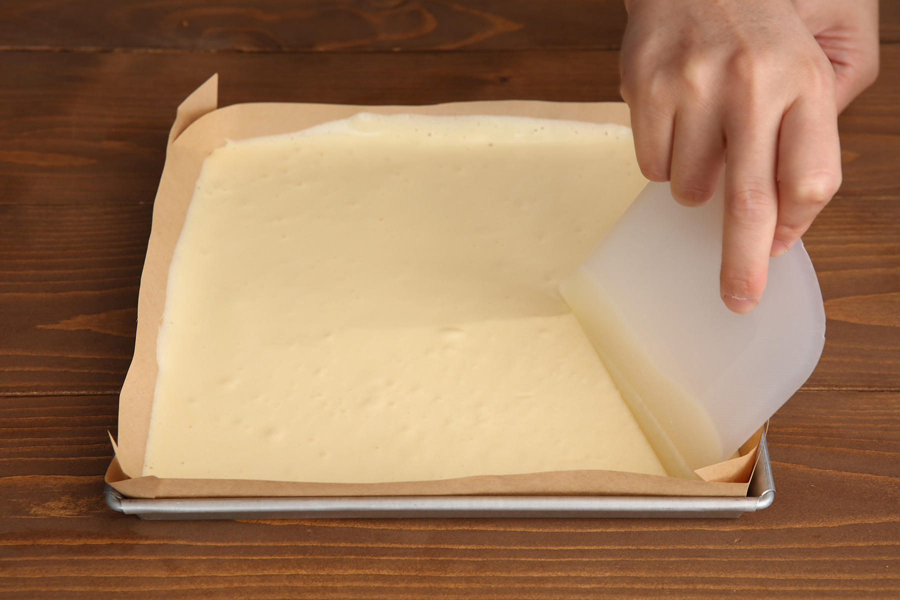 型に生地を流し入れる