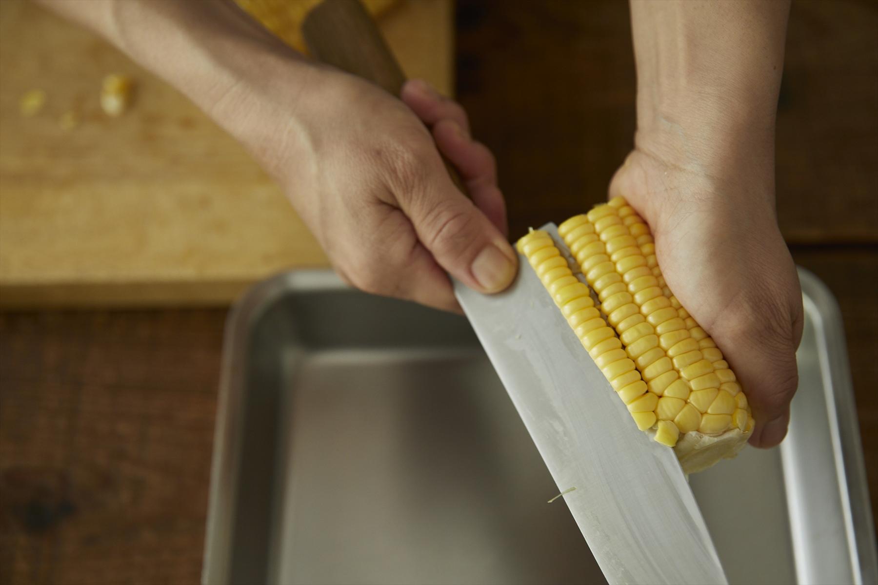 とうもろこしの実をはずす