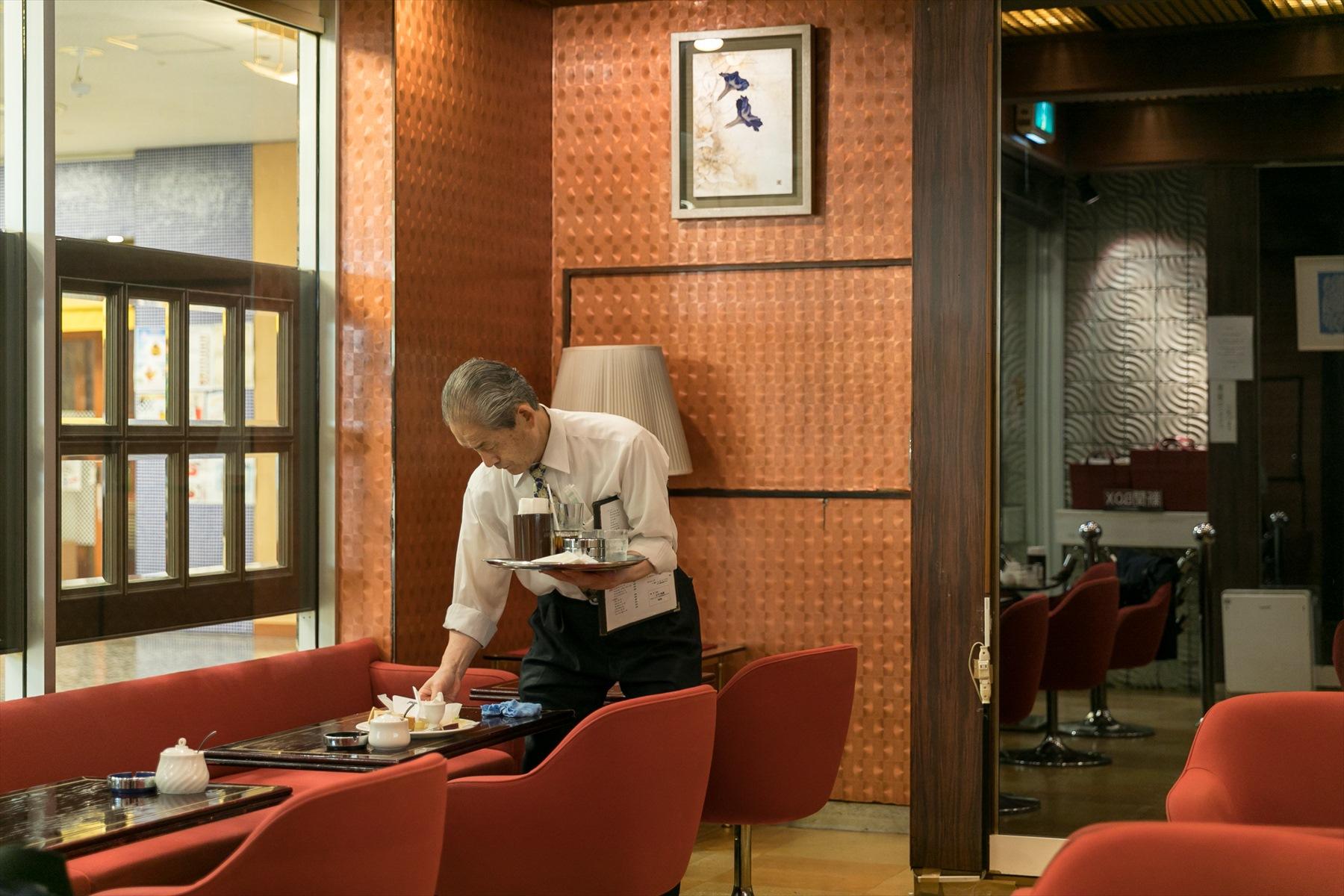 片づけるスタッフ