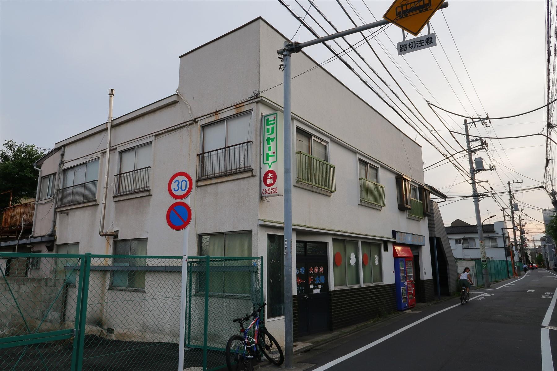 古びたビリヤード場