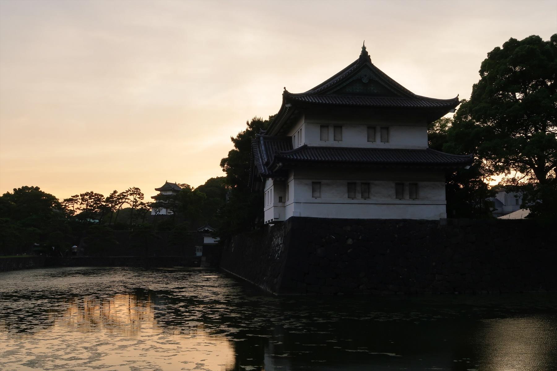 江戸城跡のお堀と壮麗な櫓