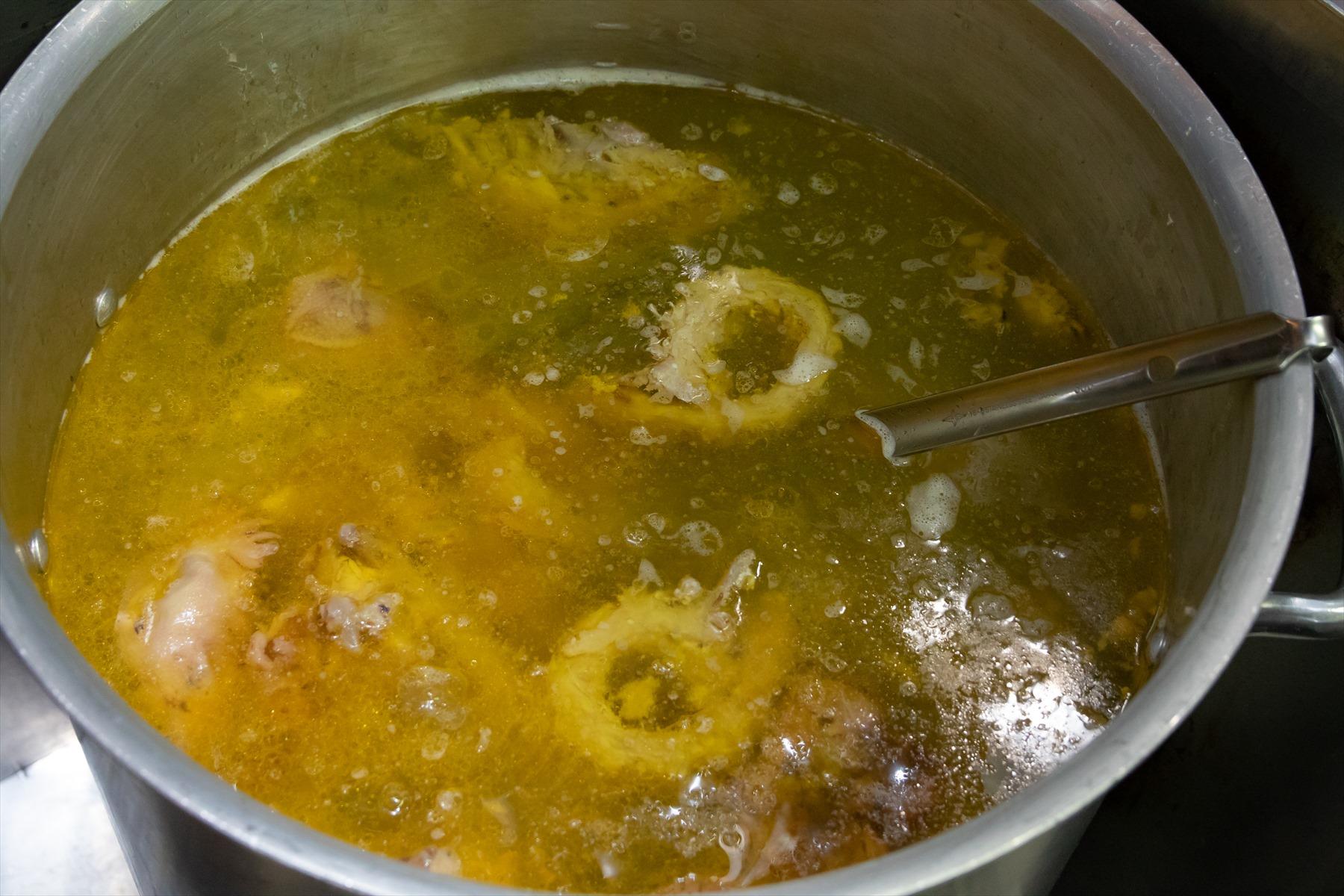 煮だしている鍋