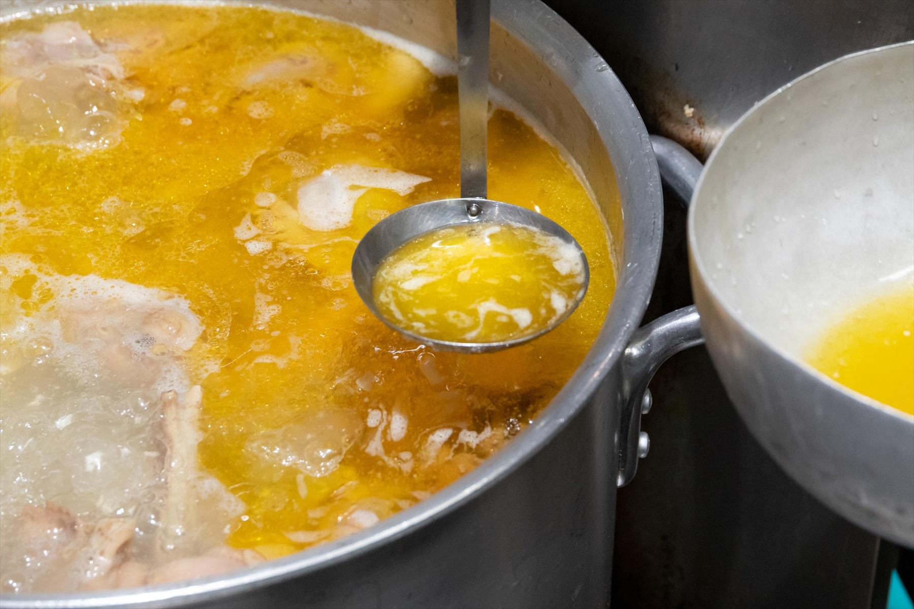 煮だしている鍋