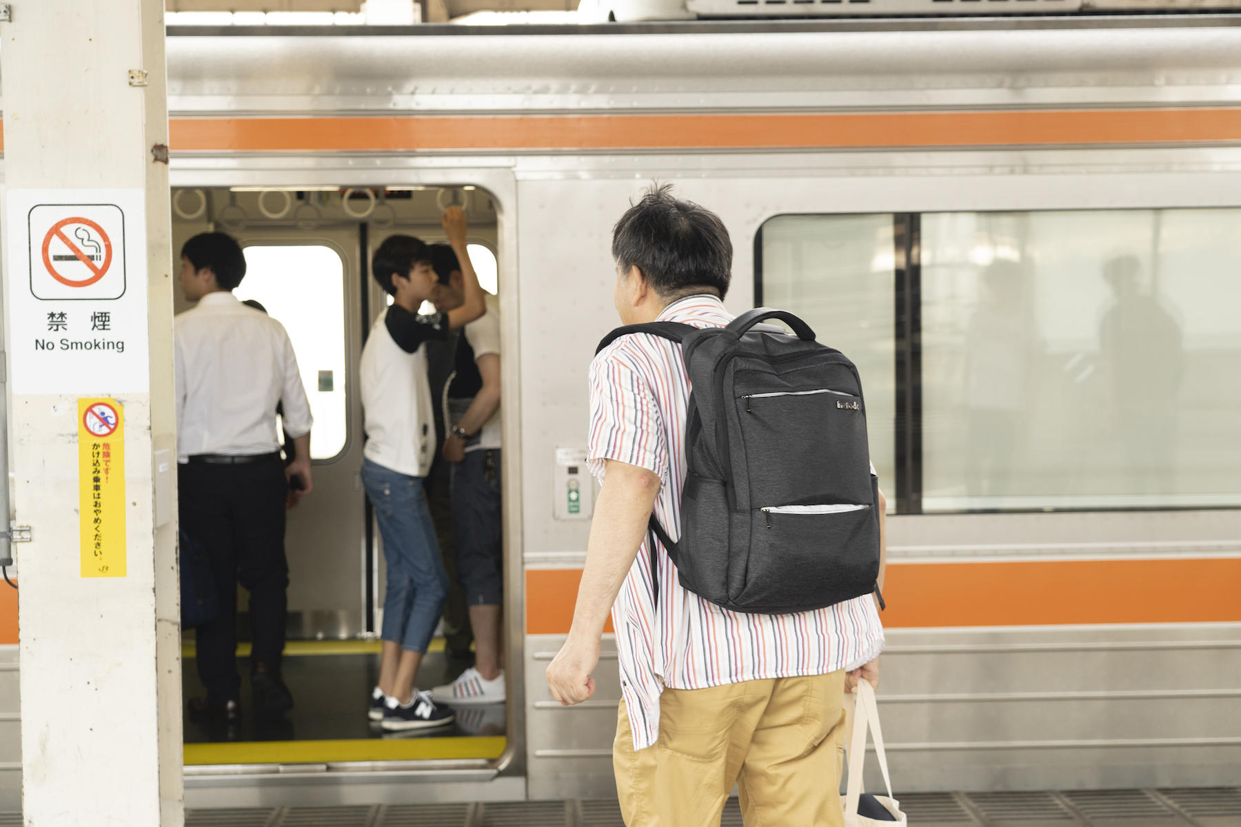 電車に乗る石原さん