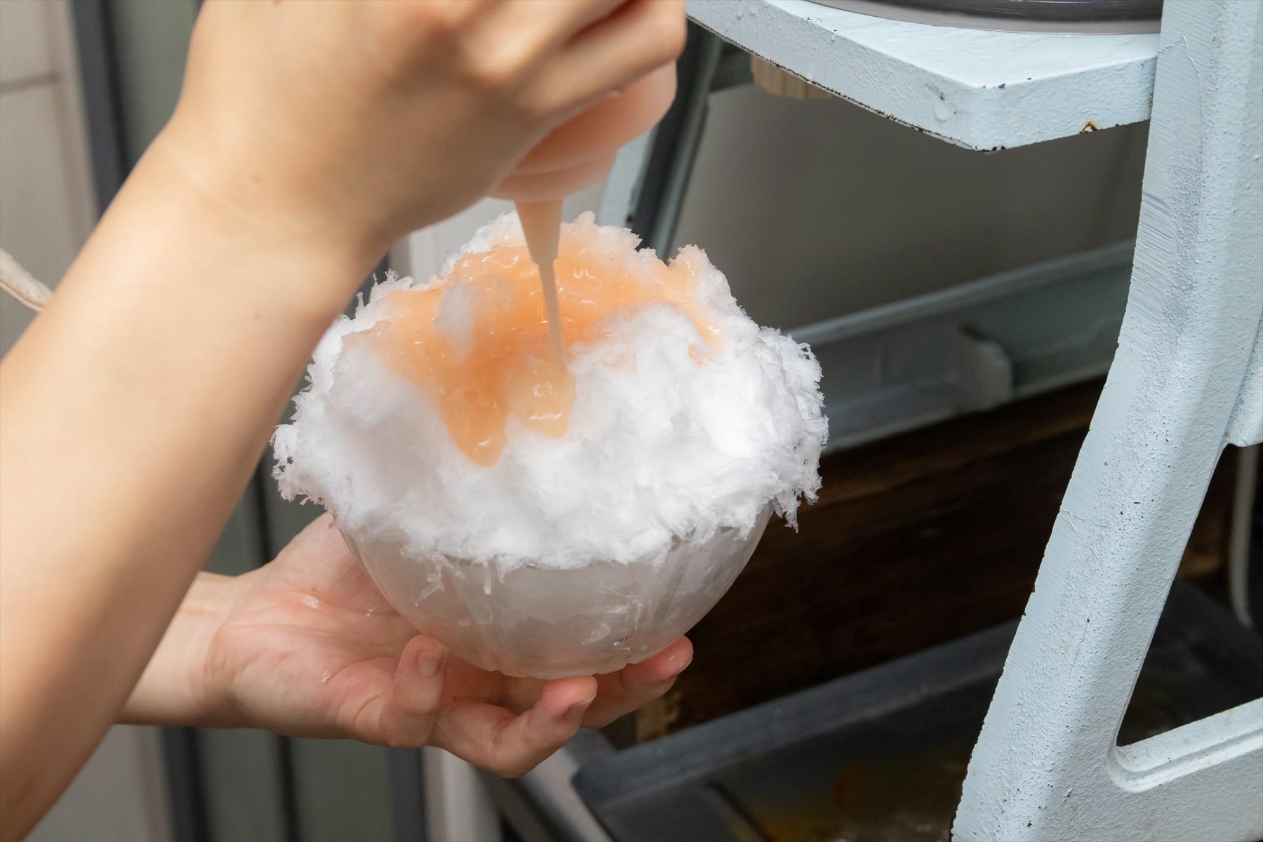 氷を盛り付けていく