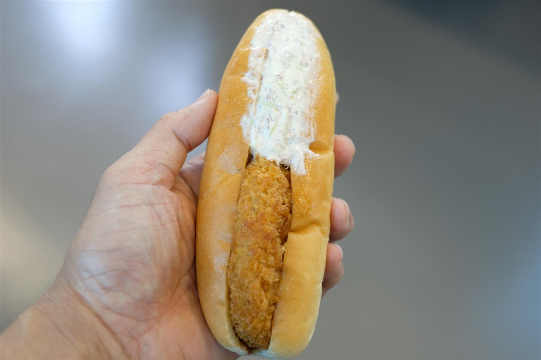 コンビーフコロッケパン