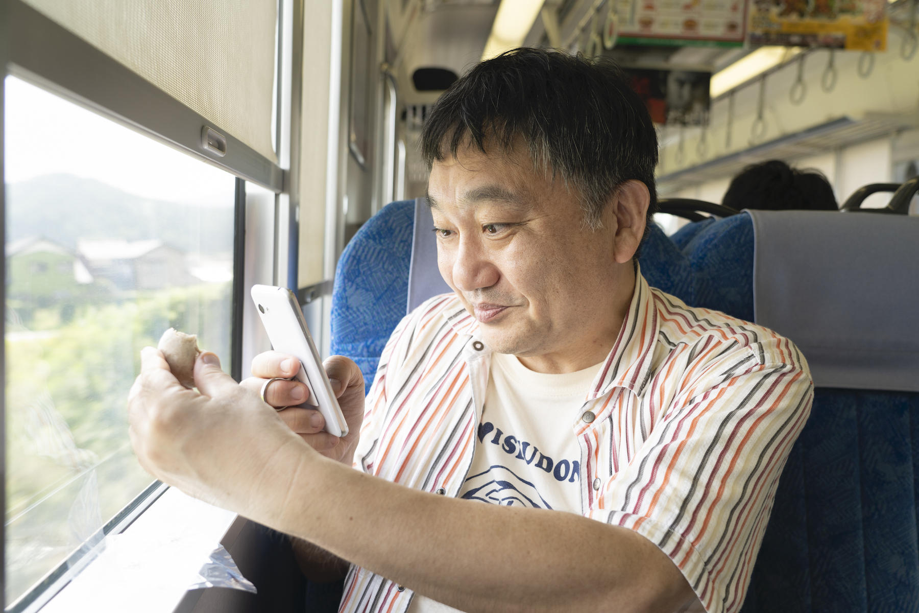 まんじゅうを撮る石原さん