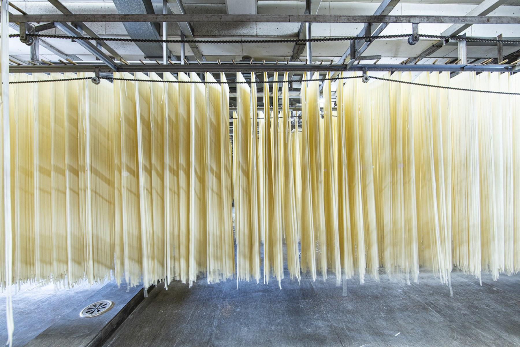 天井付近のベルトコンベア