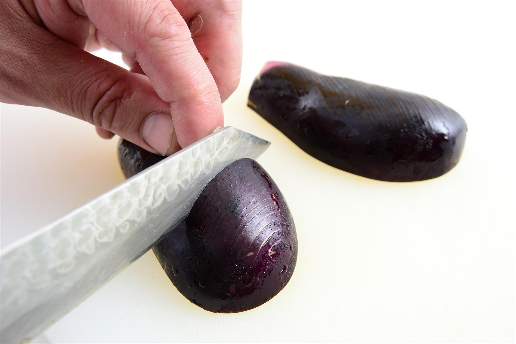 茄子は皮に切り目を入れる