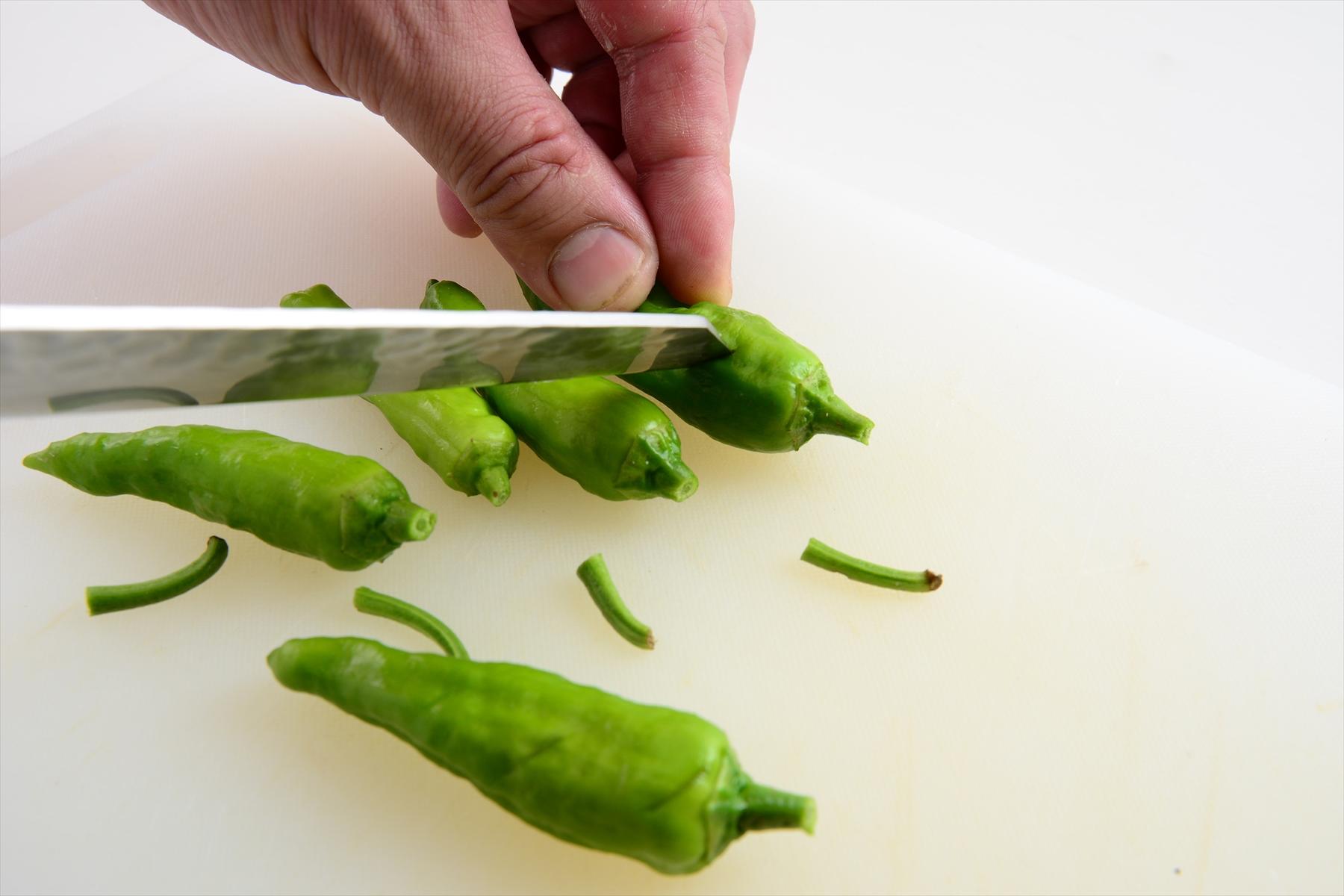 しし唐には切り目を入れる