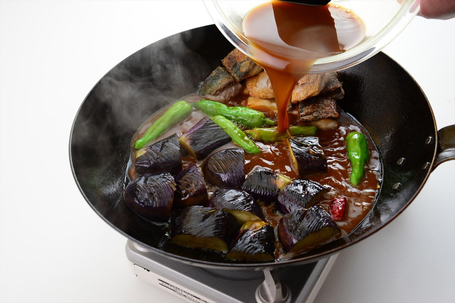 合わせ調味料を注ぐ