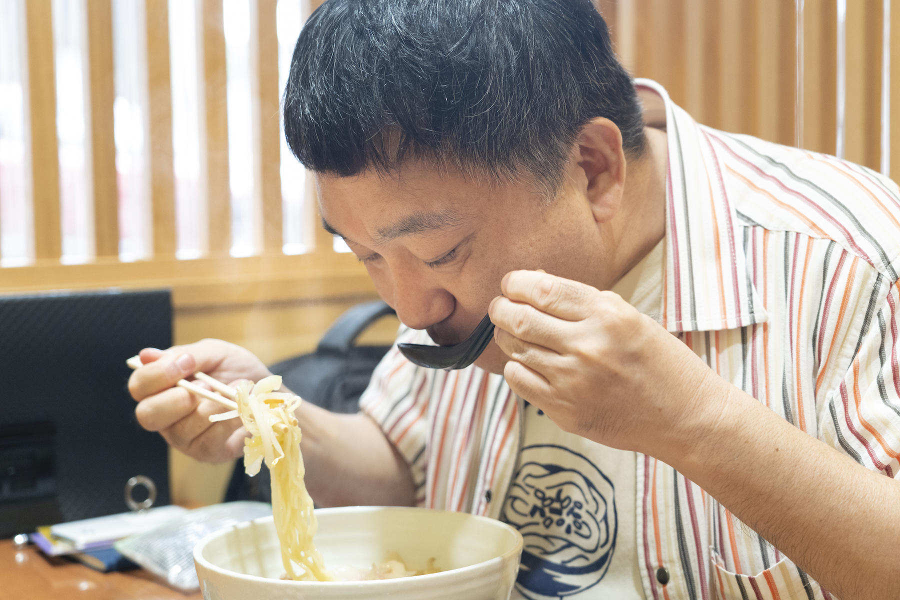 チャンポンを食べる石原さん