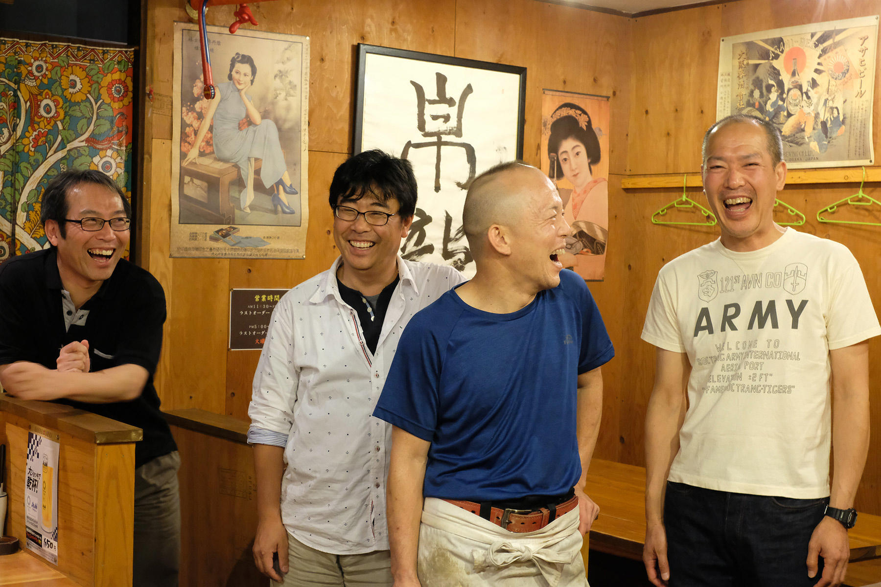 井賀さんの同級生のみなさんとオーナーシェフの長谷川正義さん