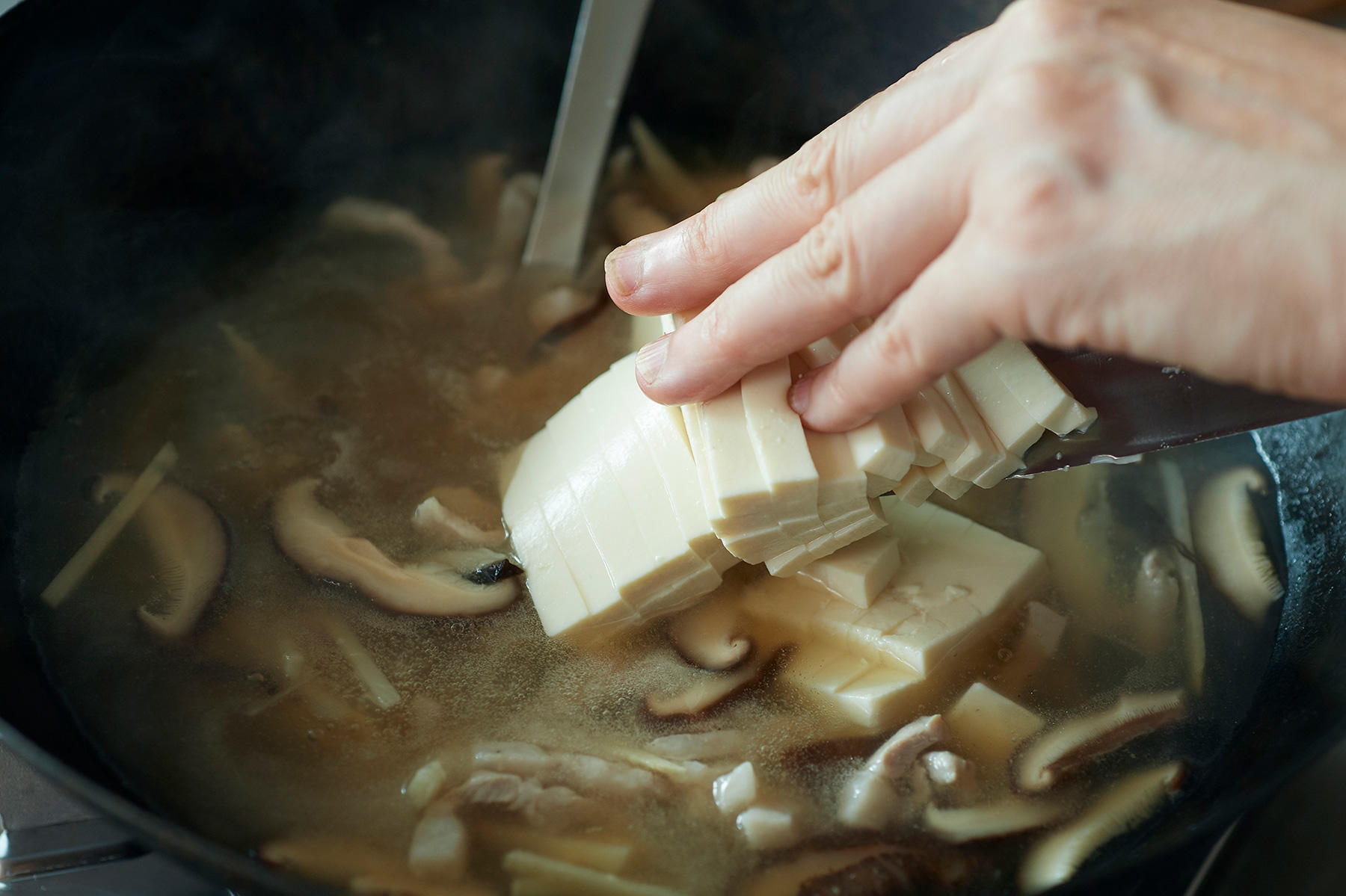 豆腐と卵を加え、酢と胡椒で仕上げる