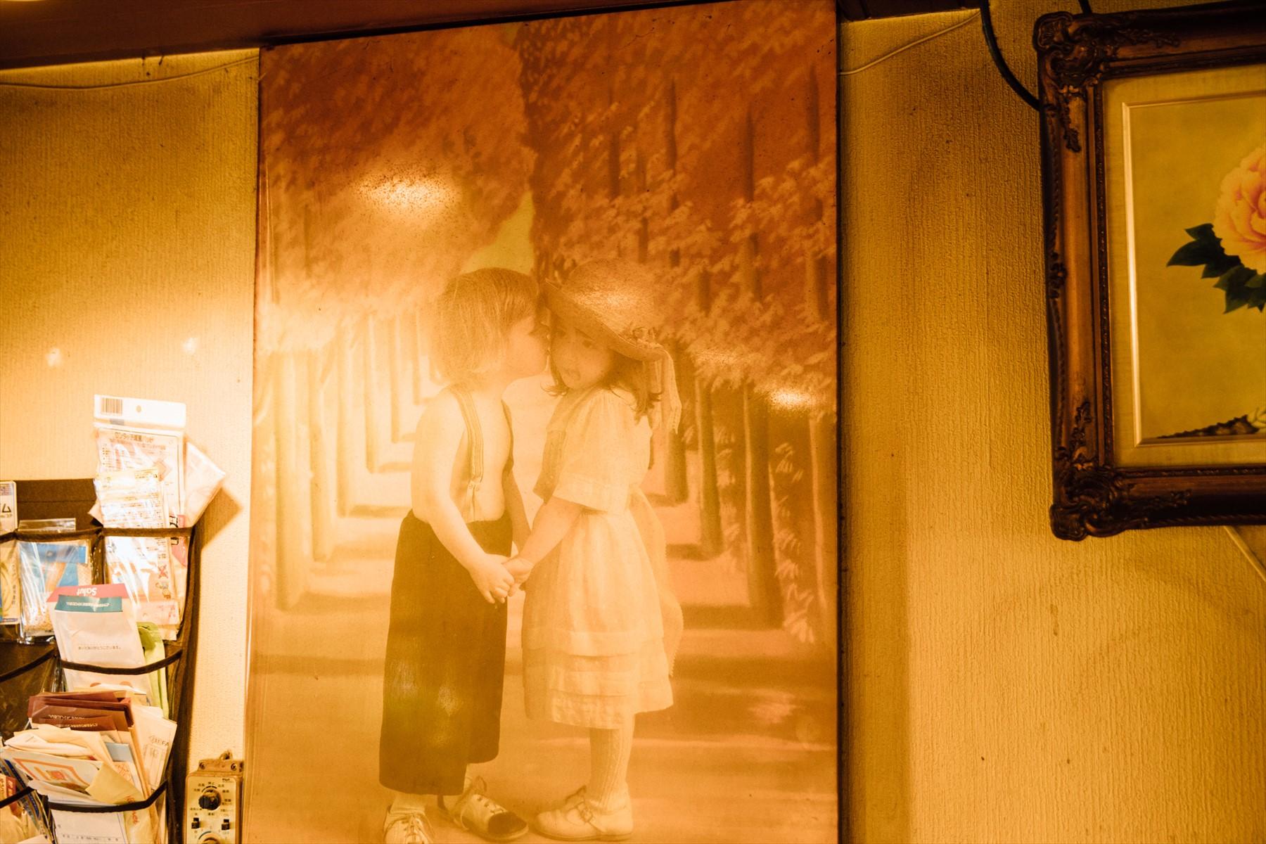 カウンターの奥に飾られた絵画