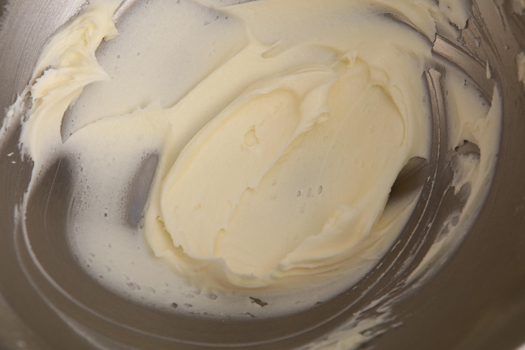 バターに粉砂糖と卵を加える