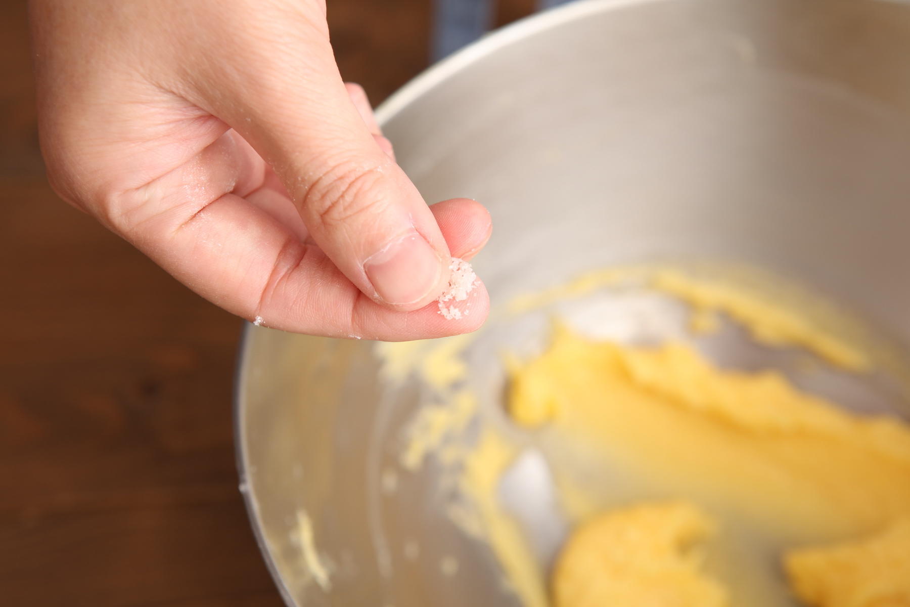 卵黄とバニラオイルを加える